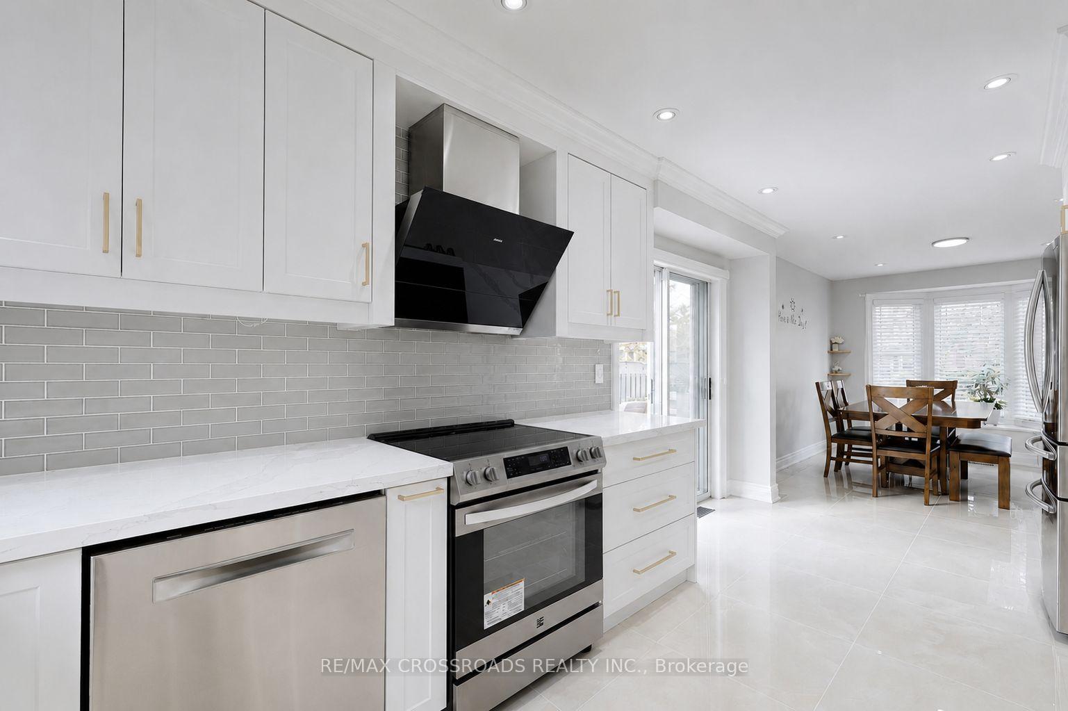 Photo 12 of 49 King Louis Crescent, Scarborough, L'Amoreaux — HOMEH
