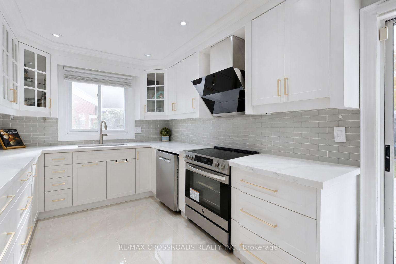 Photo 13 of 49 King Louis Crescent, Scarborough, L'Amoreaux — HOMEH