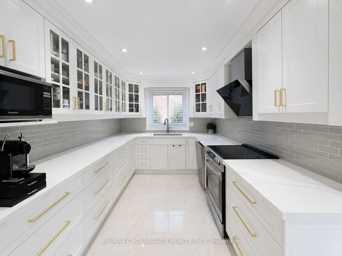 Photo 14 of 49 King Louis Crescent, Scarborough, L'Amoreaux — HOMEH