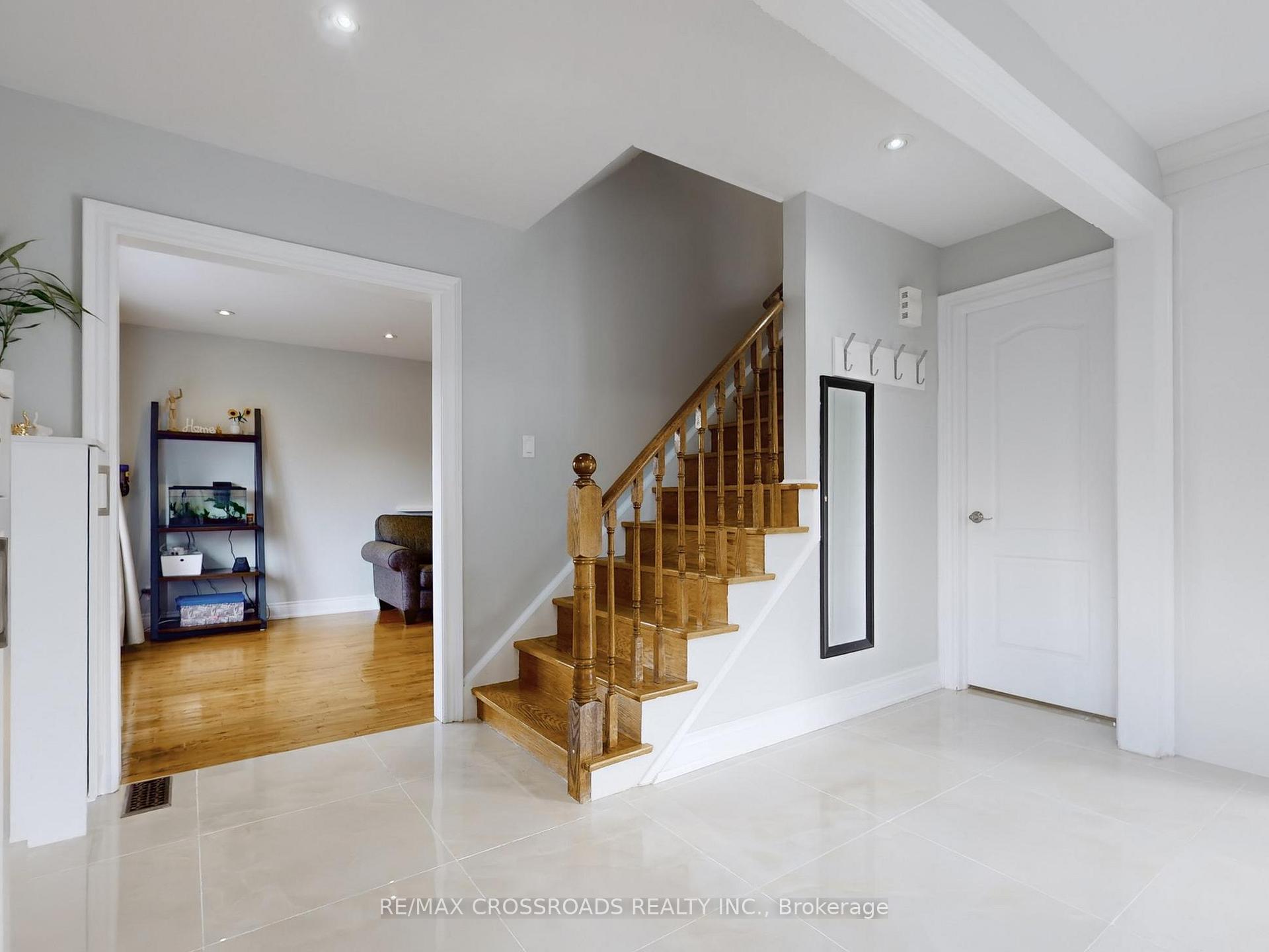 Photo 17 of 49 King Louis Crescent, Scarborough, L'Amoreaux — HOMEH