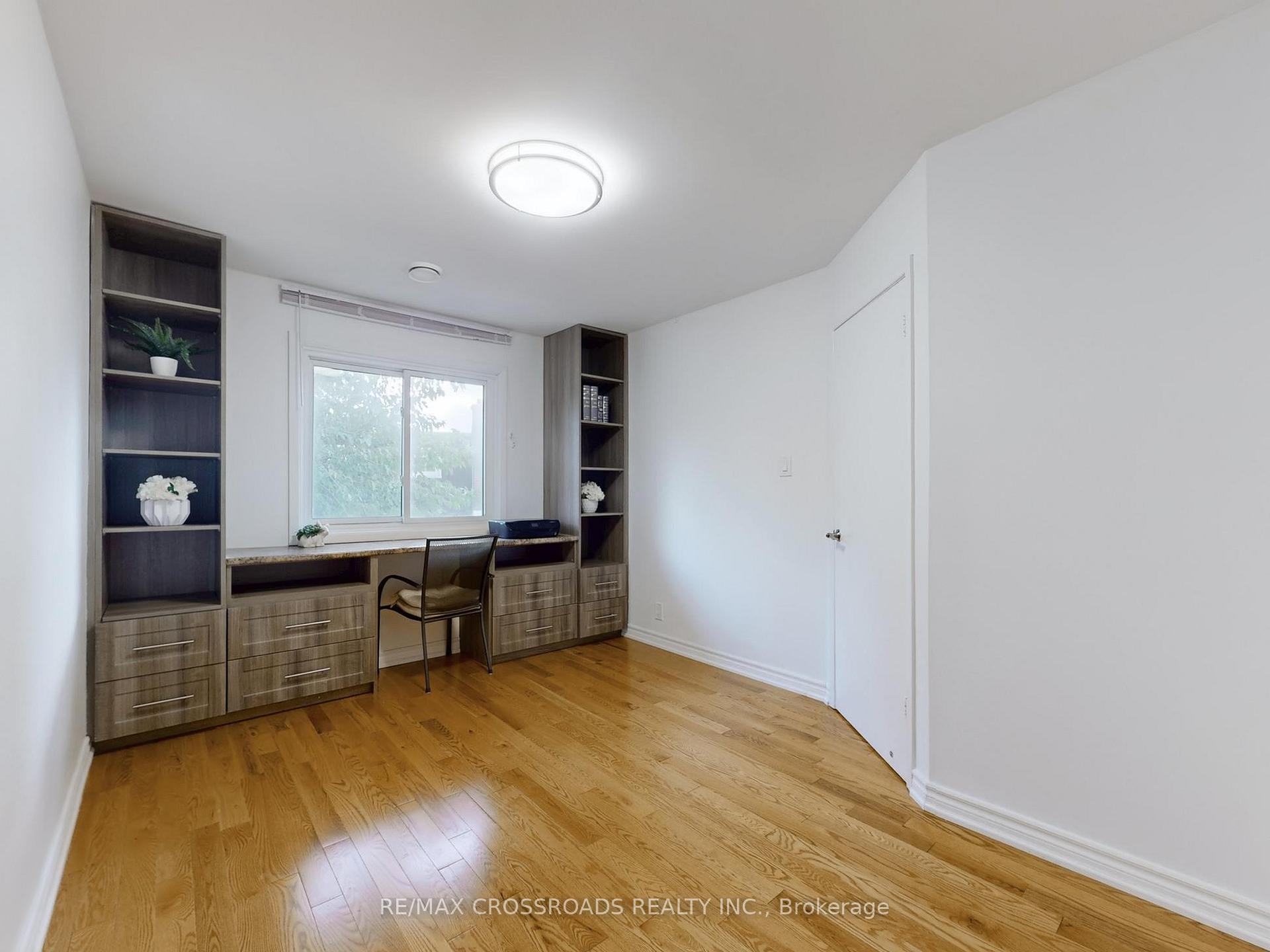 Photo 27 of 49 King Louis Crescent, Scarborough, L'Amoreaux — HOMEH