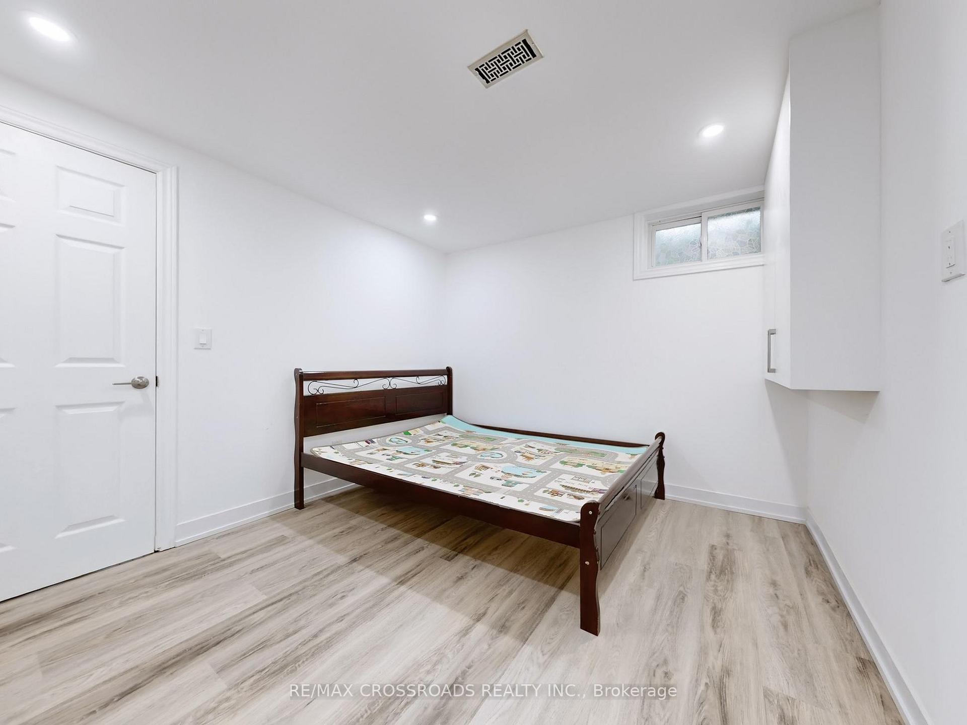 Photo 30 of 49 King Louis Crescent, Scarborough, L'Amoreaux — HOMEH