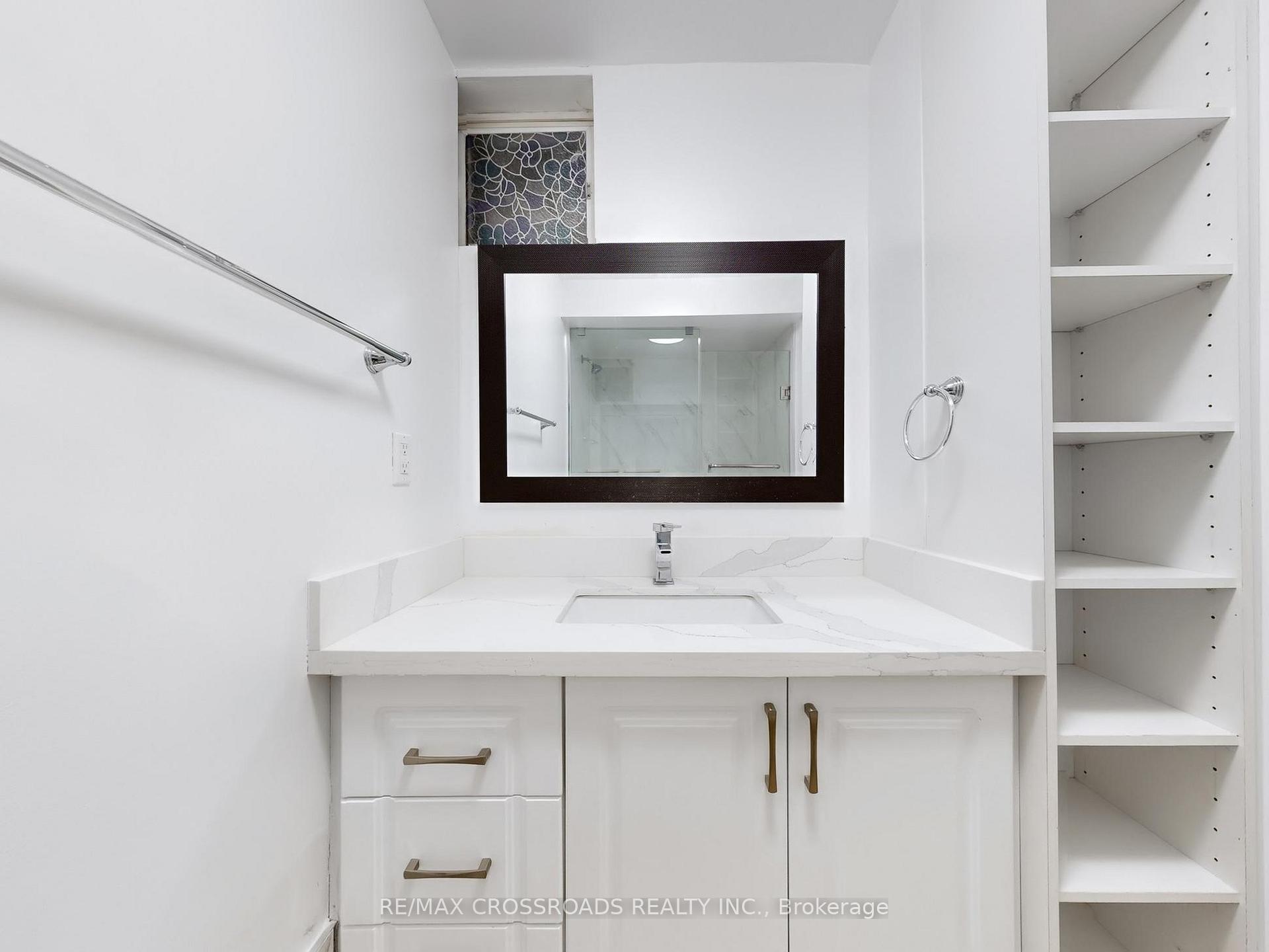 Photo 33 of 49 King Louis Crescent, Scarborough, L'Amoreaux — HOMEH