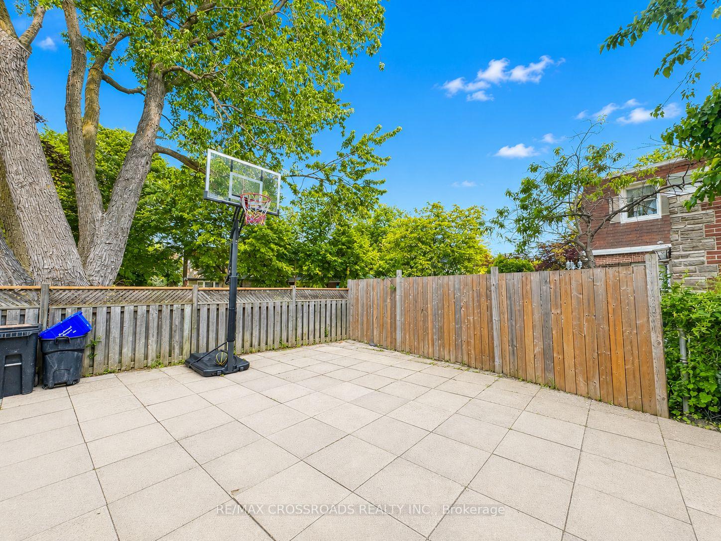 Photo 40 of 49 King Louis Crescent, Scarborough, L'Amoreaux — HOMEH