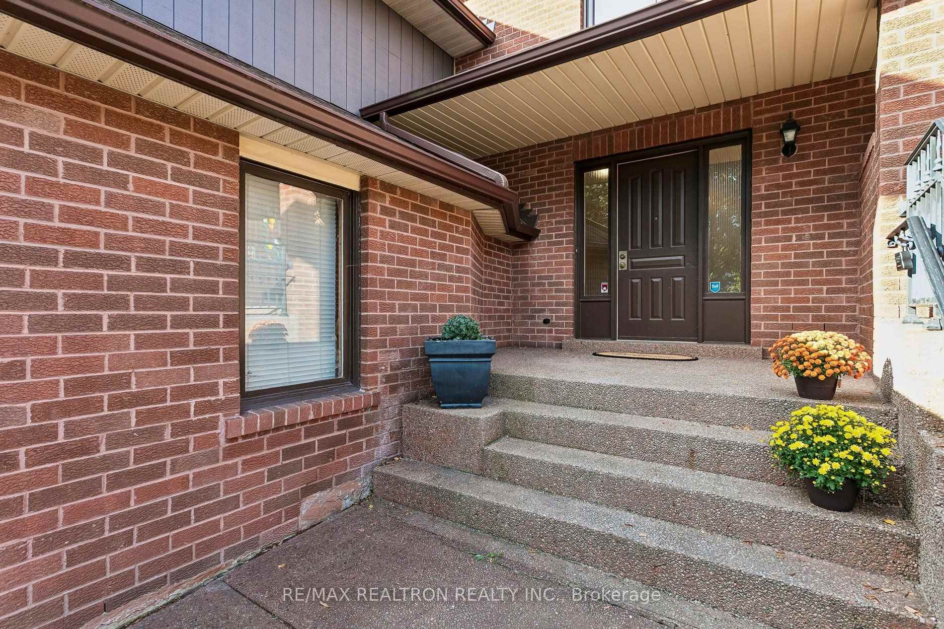 Photo 2 of 2537 Addingham Crescent, Oakville, Clearview — HOMEH