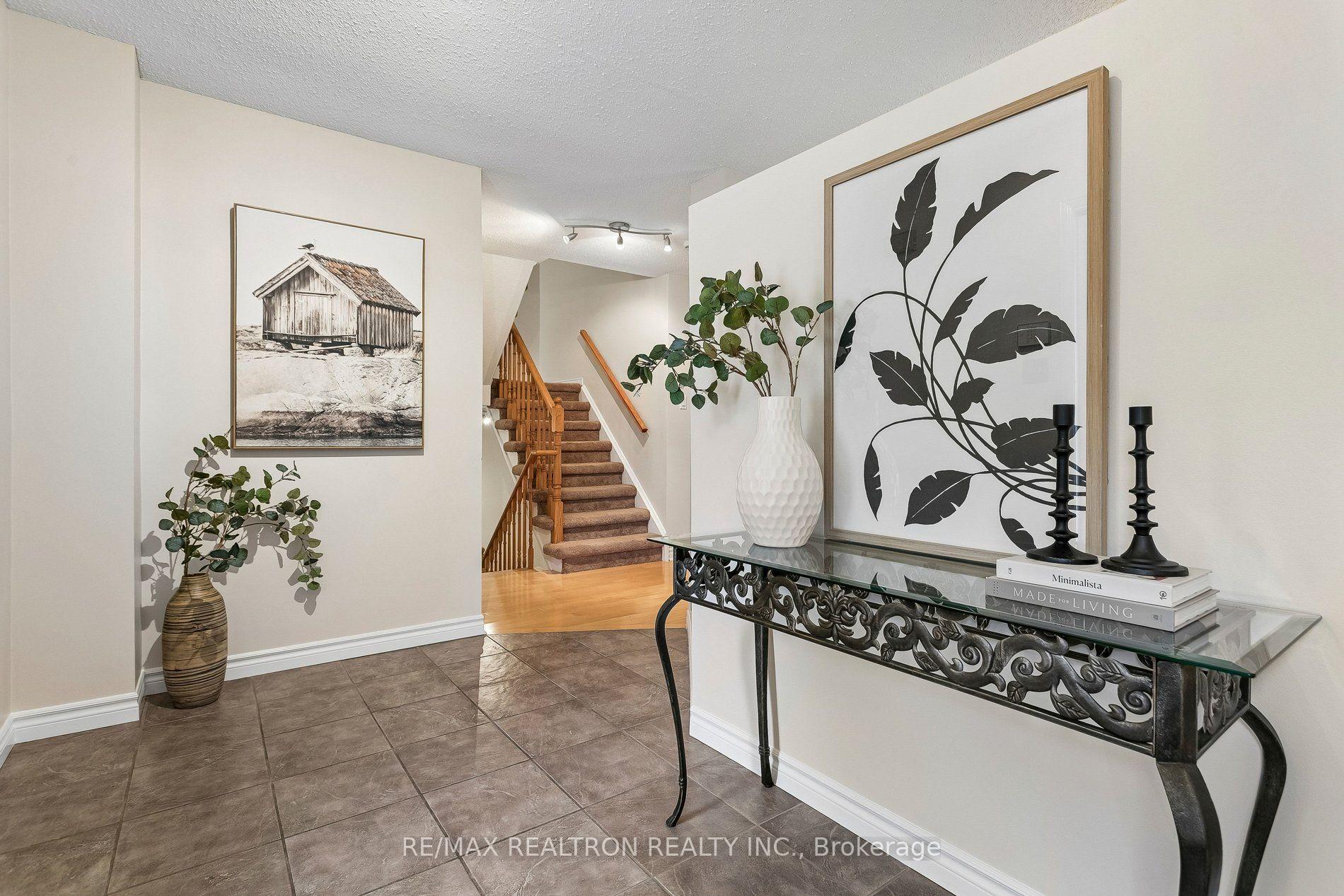 Photo 3 of 2537 Addingham Crescent, Oakville, Clearview — HOMEH