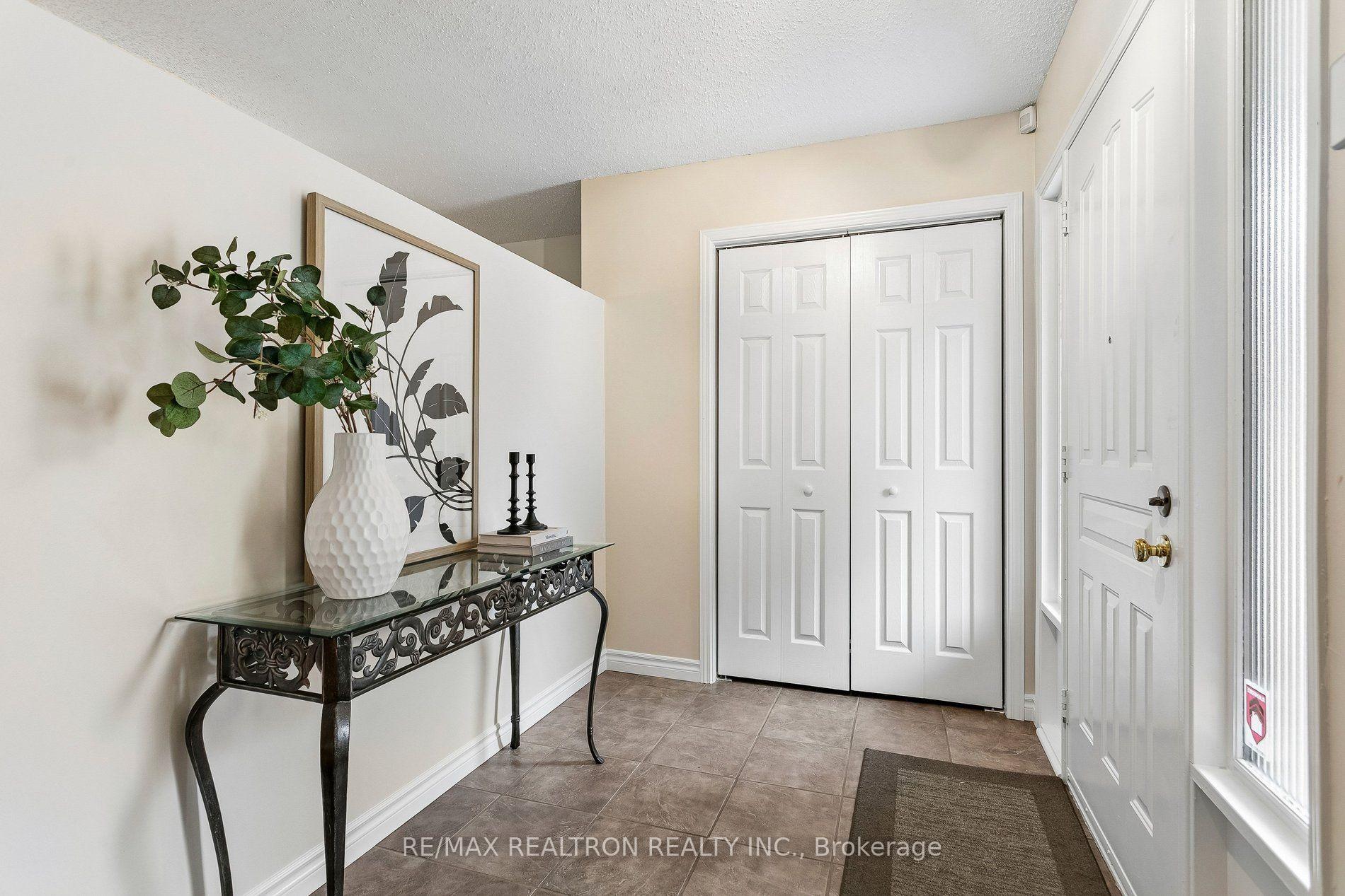 Photo 4 of 2537 Addingham Crescent, Oakville, Clearview — HOMEH