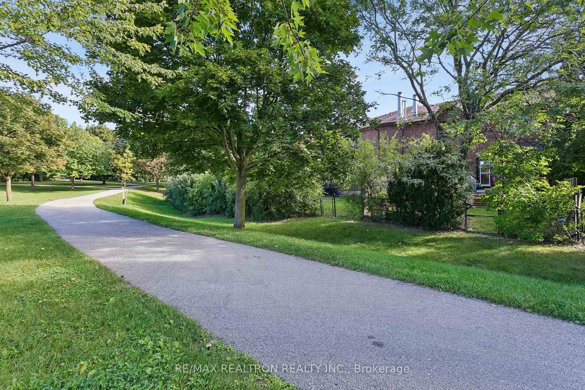 Photo 38 of 2537 Addingham Crescent, Oakville, Clearview — HOMEH