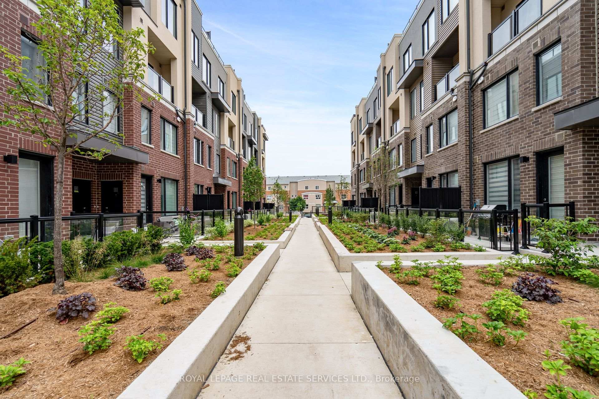 Photo 5 of Unit 11, 3425 Ridgeway Drive, Mississauga, Erin Mills — HOMEH