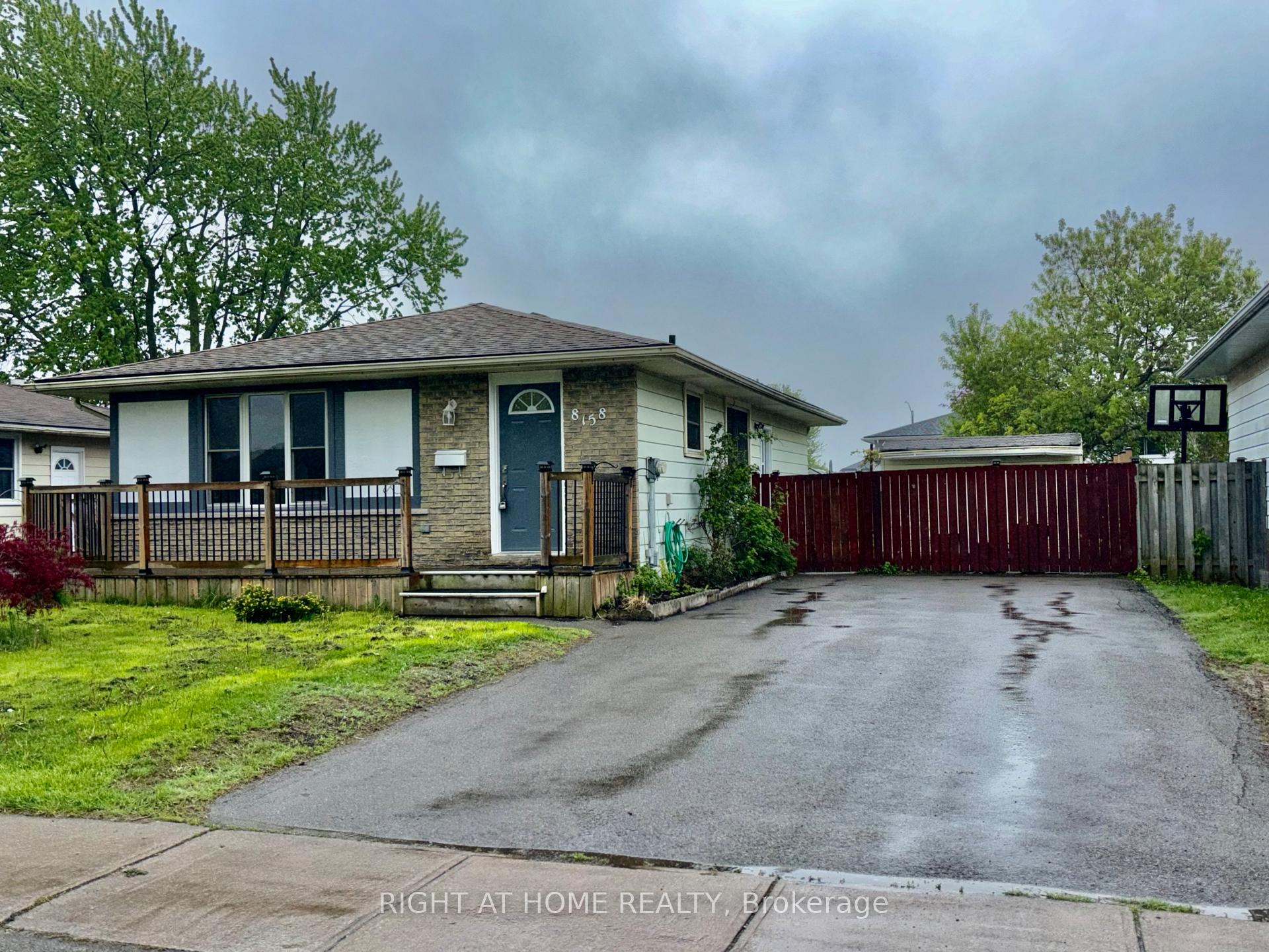 Photo 2 of 8158 Paddock Trail Drive, Niagara Falls, Ascot — HOMEH