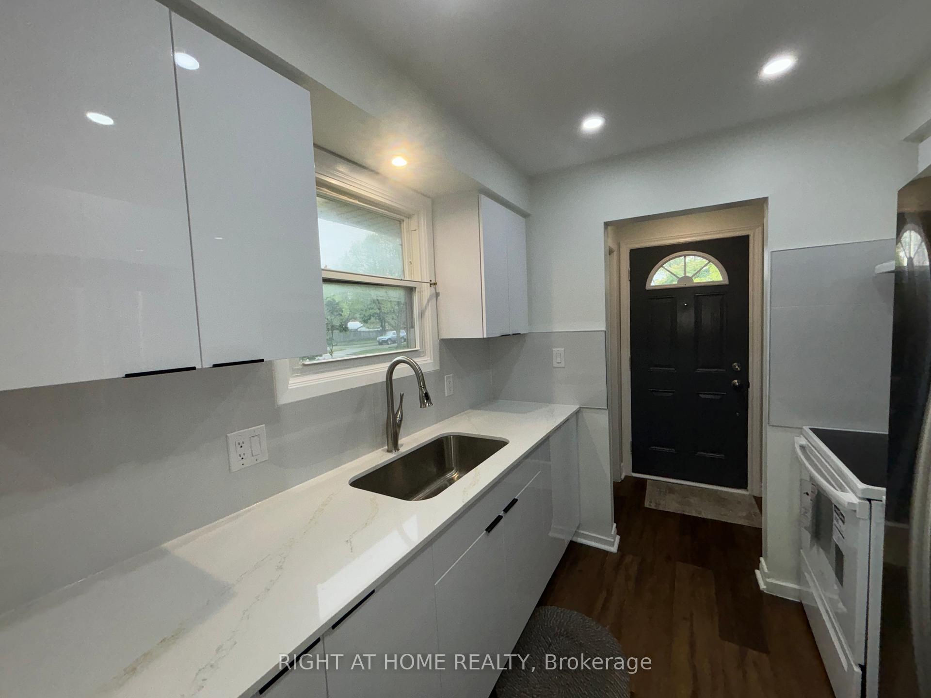 Photo 3 of 8158 Paddock Trail Drive, Niagara Falls, Ascot — HOMEH