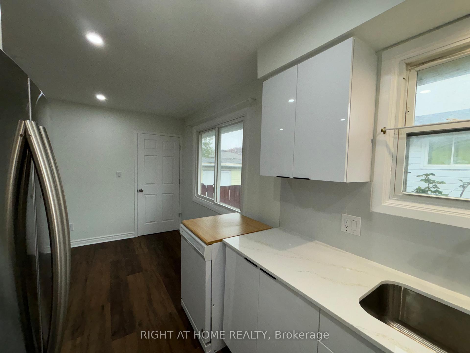 Photo 4 of 8158 Paddock Trail Drive, Niagara Falls, Ascot — HOMEH