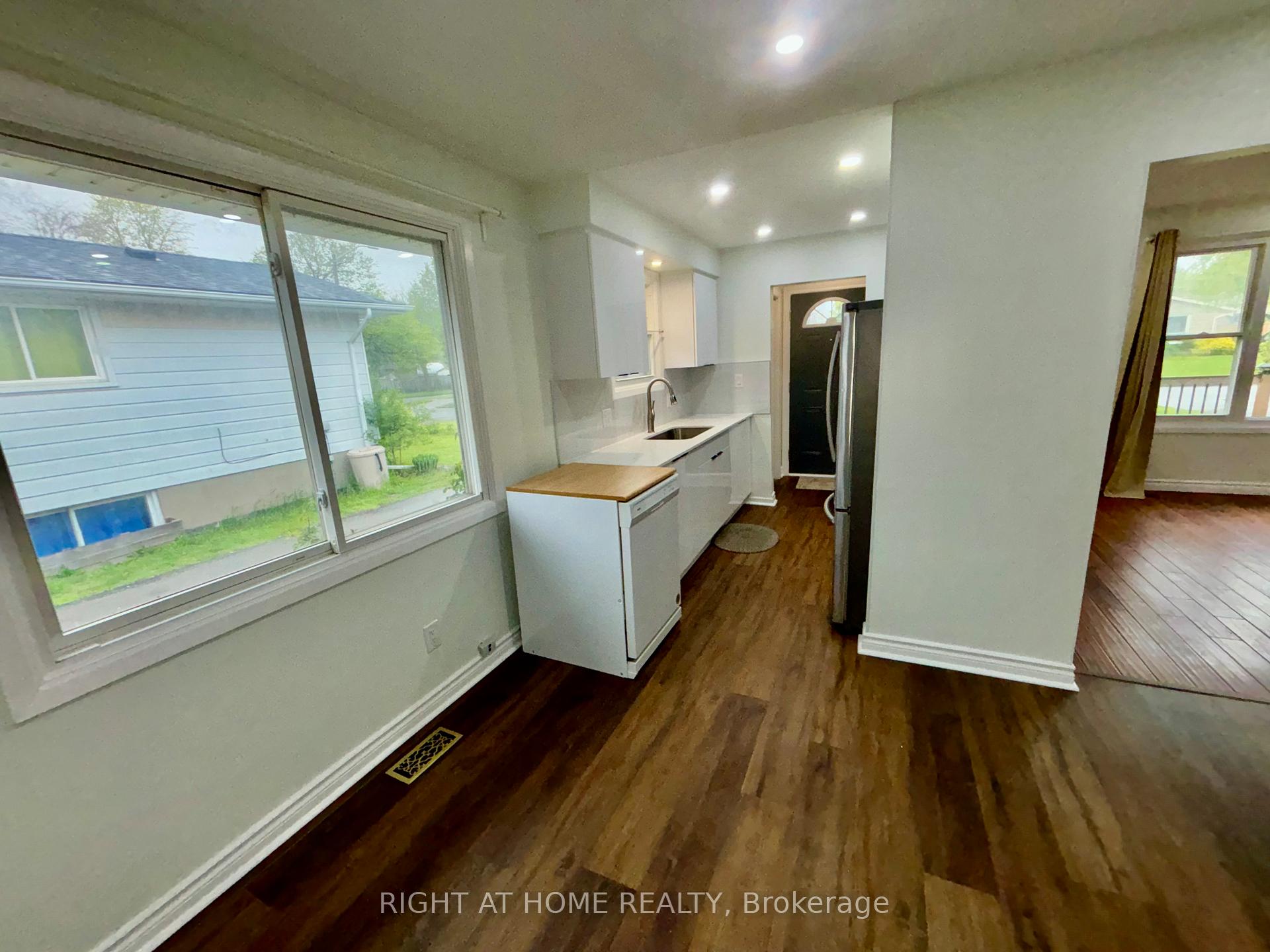 Photo 11 of 8158 Paddock Trail Drive, Niagara Falls, Ascot — HOMEH