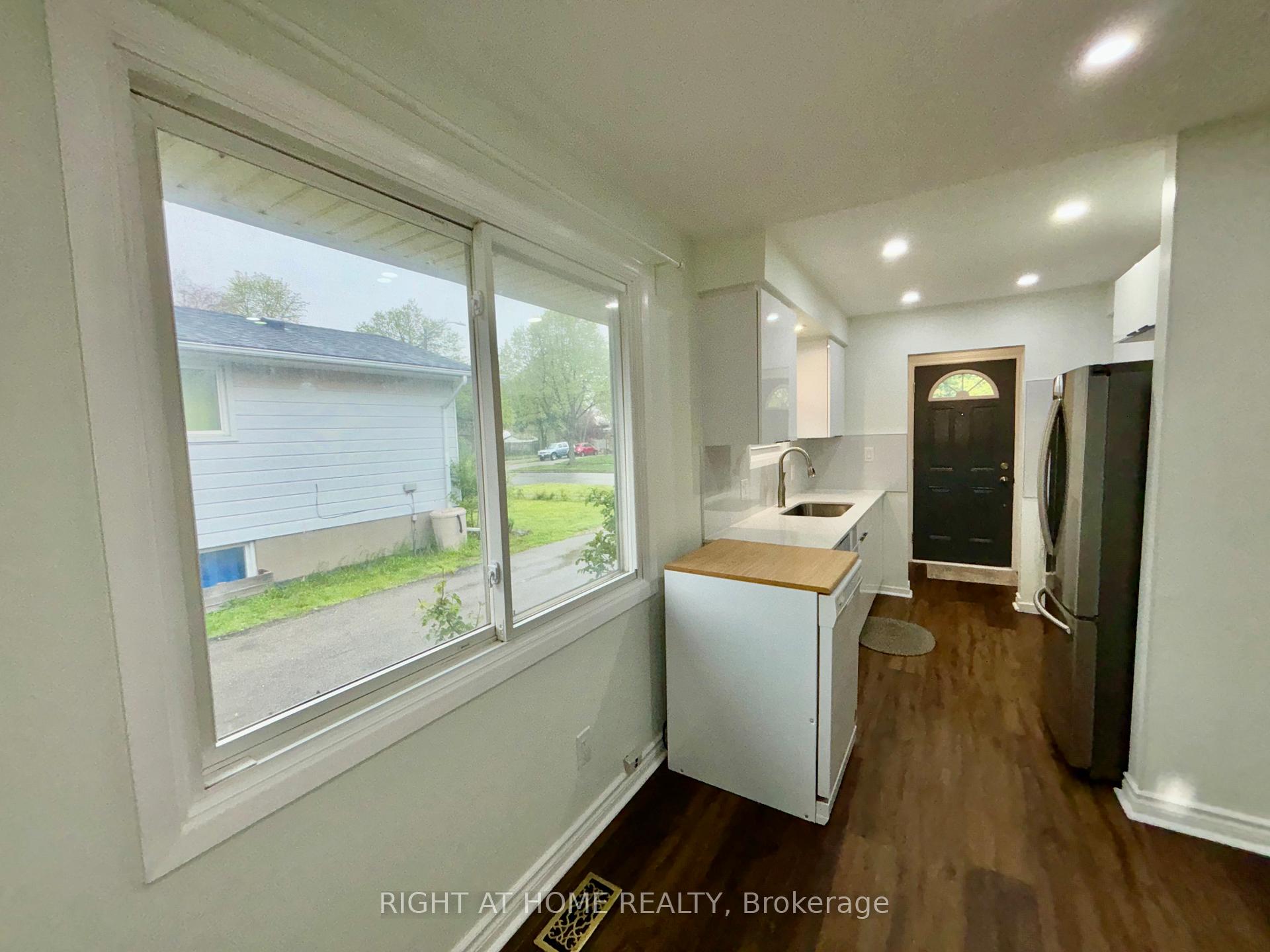Photo 12 of 8158 Paddock Trail Drive, Niagara Falls, Ascot — HOMEH