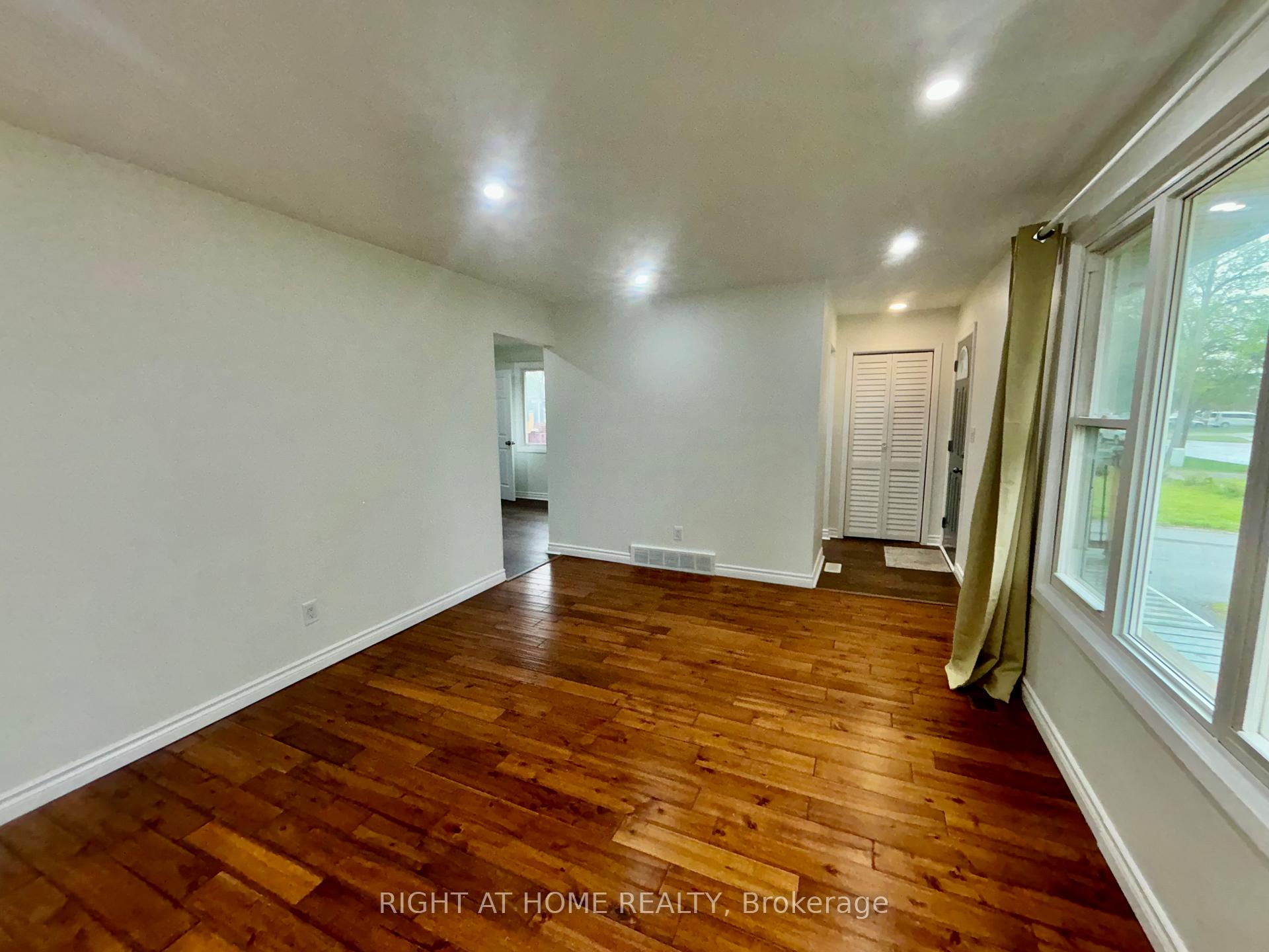 Photo 13 of 8158 Paddock Trail Drive, Niagara Falls, Ascot — HOMEH