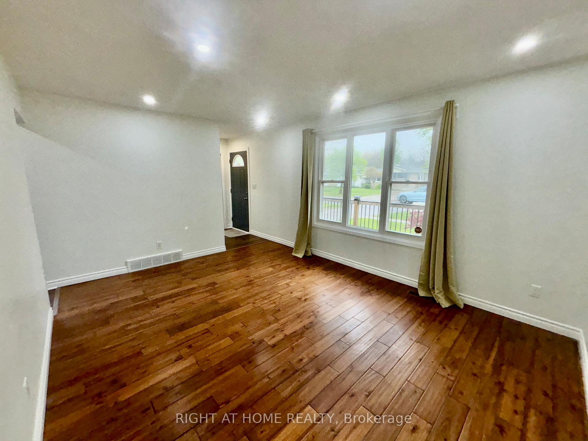 Photo 14 of 8158 Paddock Trail Drive, Niagara Falls, Ascot — HOMEH