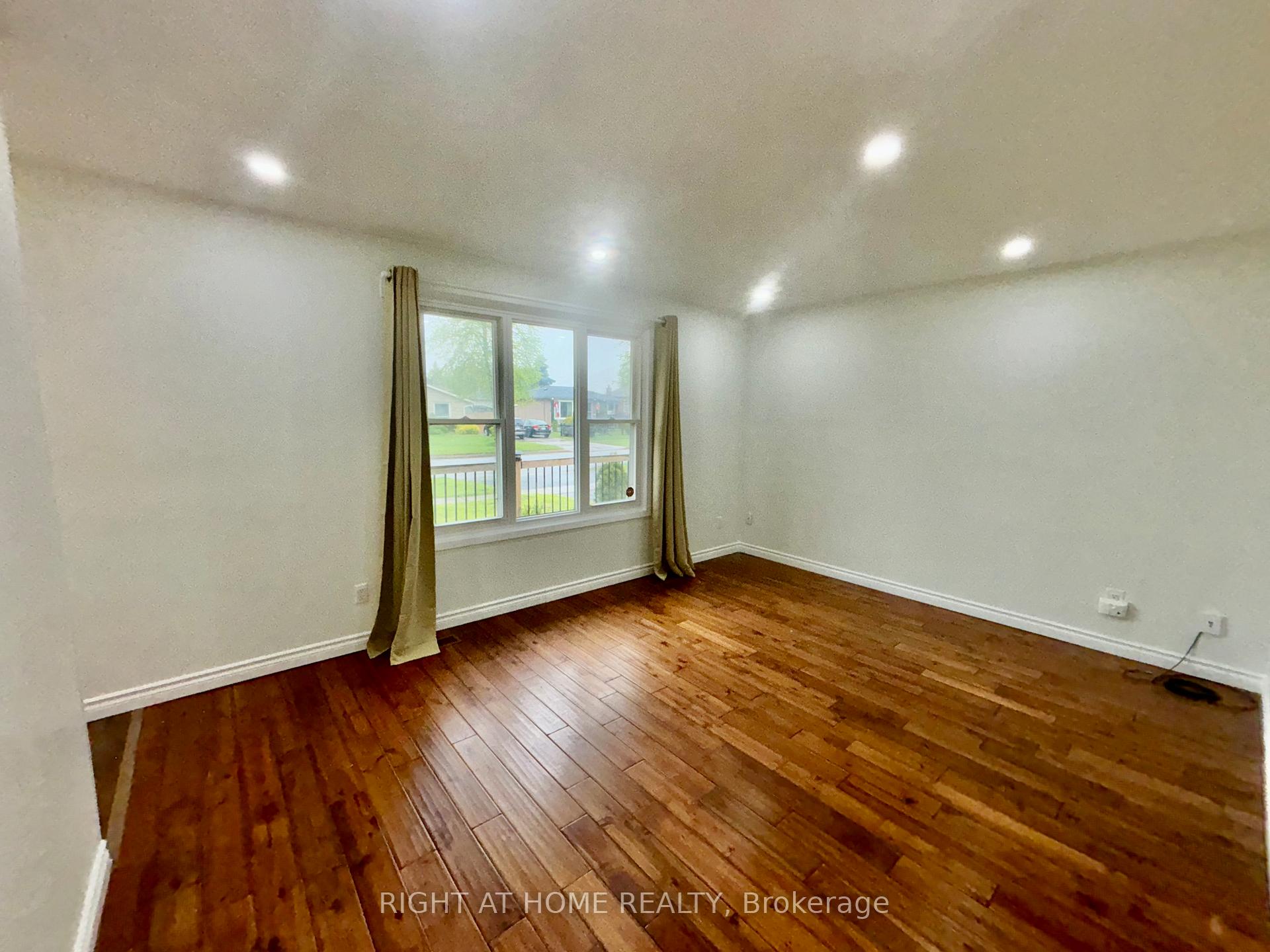 Photo 15 of 8158 Paddock Trail Drive, Niagara Falls, Ascot — HOMEH