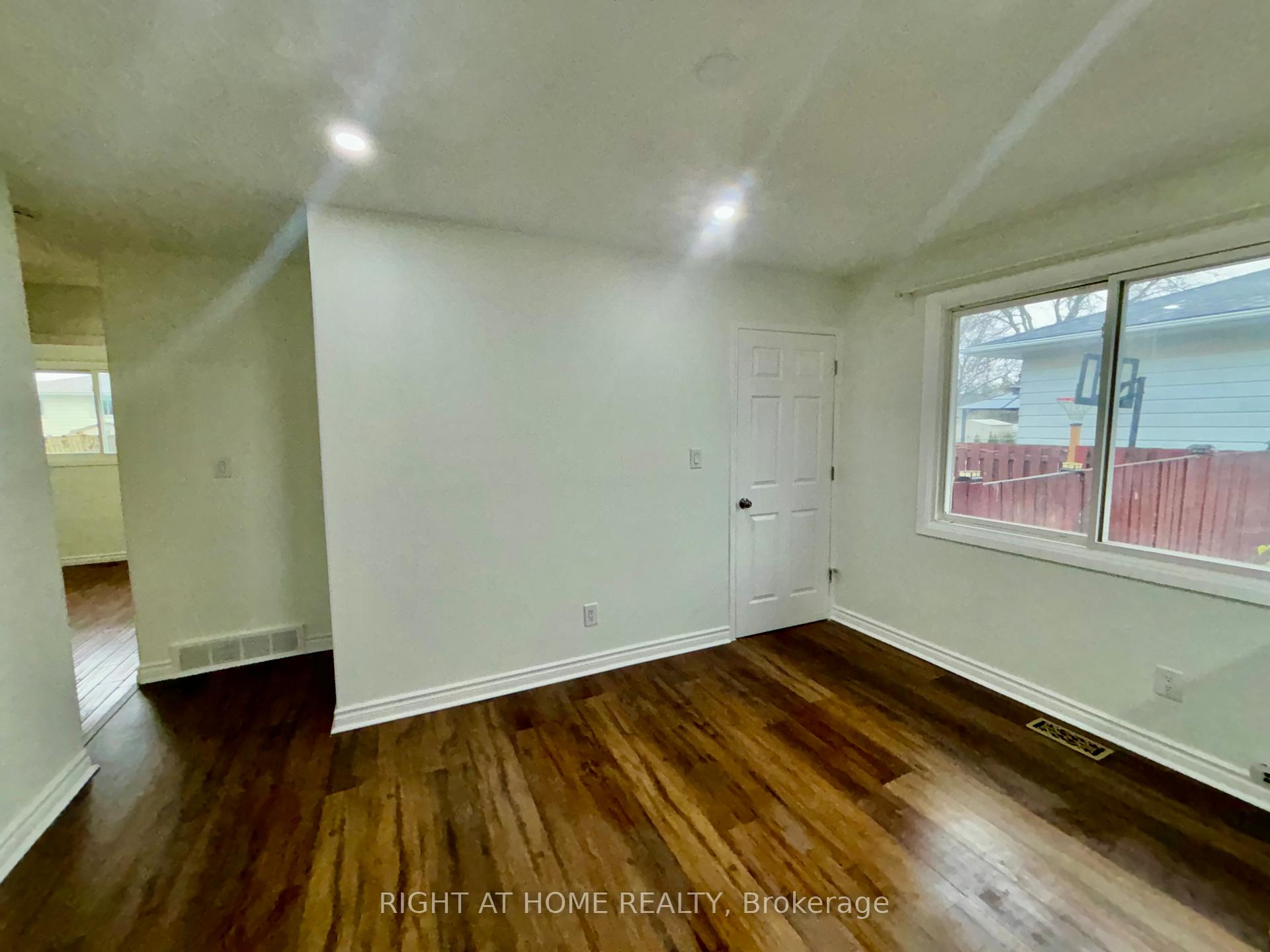 Photo 18 of 8158 Paddock Trail Drive, Niagara Falls, Ascot — HOMEH
