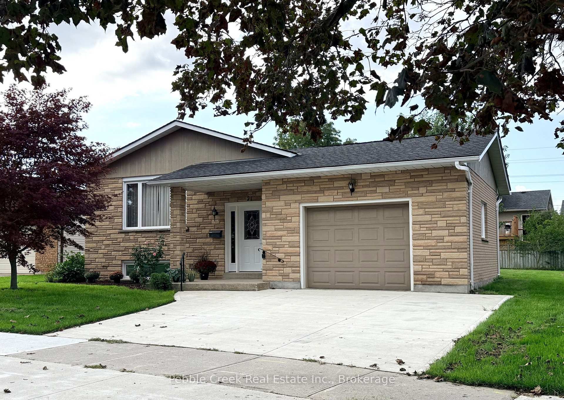 Photo 2 of 21 Suncoast Drive W, Goderich, Goderich (Town) — HOMEH