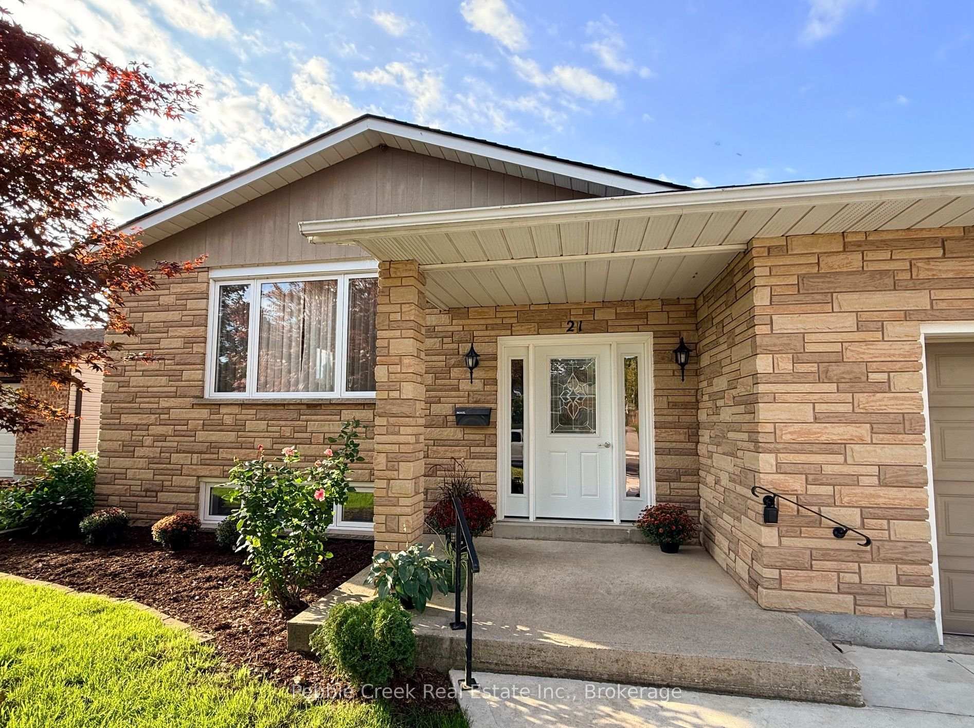 Photo 4 of 21 Suncoast Drive W, Goderich, Goderich (Town) — HOMEH