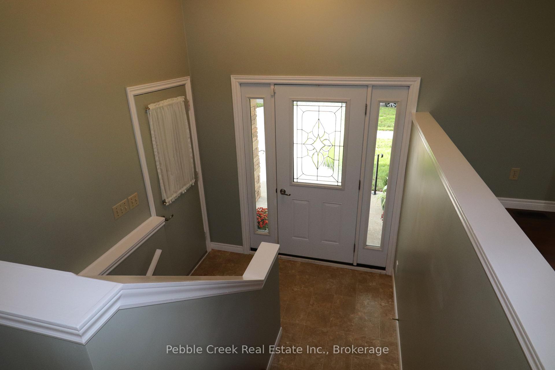 Photo 5 of 21 Suncoast Drive W, Goderich, Goderich (Town) — HOMEH