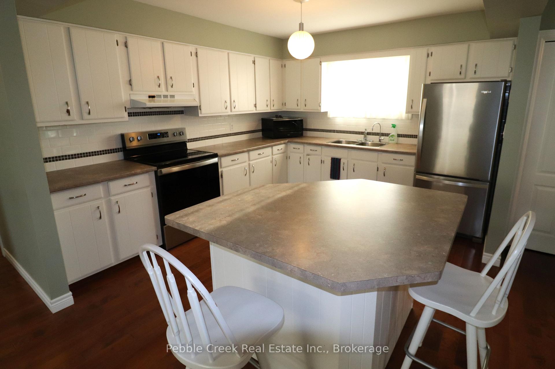 Photo 6 of 21 Suncoast Drive W, Goderich, Goderich (Town) — HOMEH