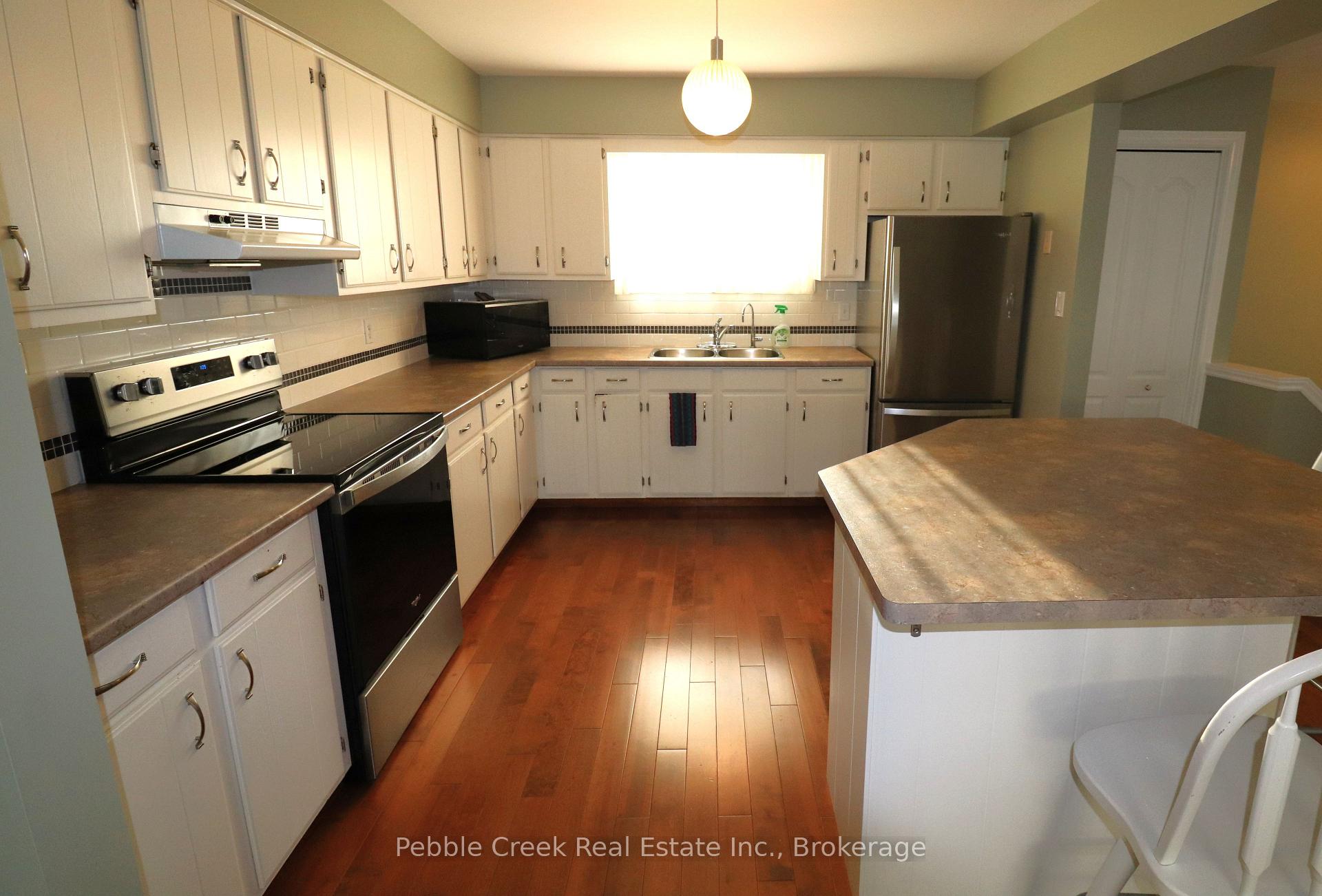 Photo 8 of 21 Suncoast Drive W, Goderich, Goderich (Town) — HOMEH