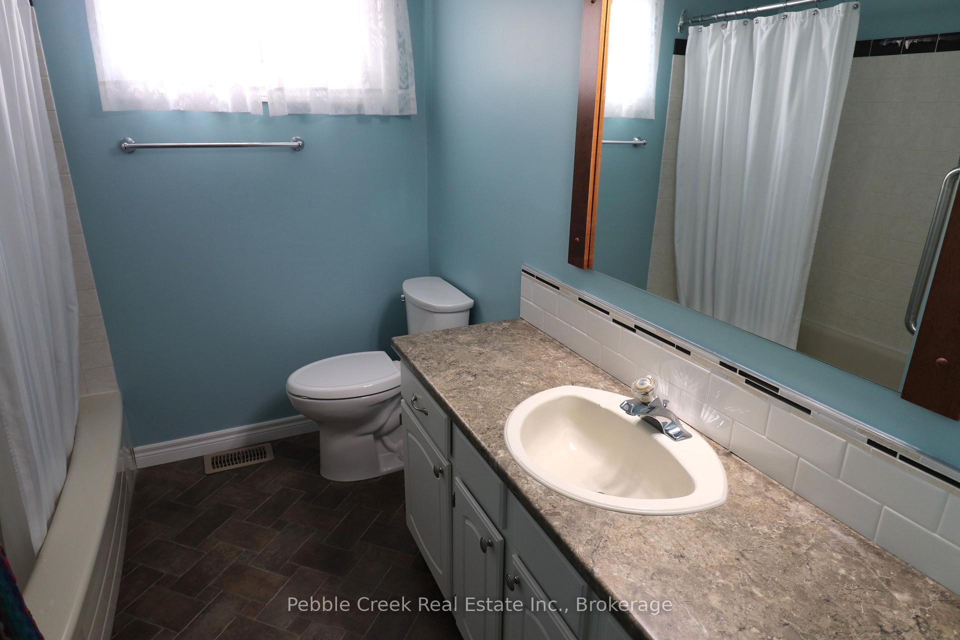 Photo 14 of 21 Suncoast Drive W, Goderich, Goderich (Town) — HOMEH
