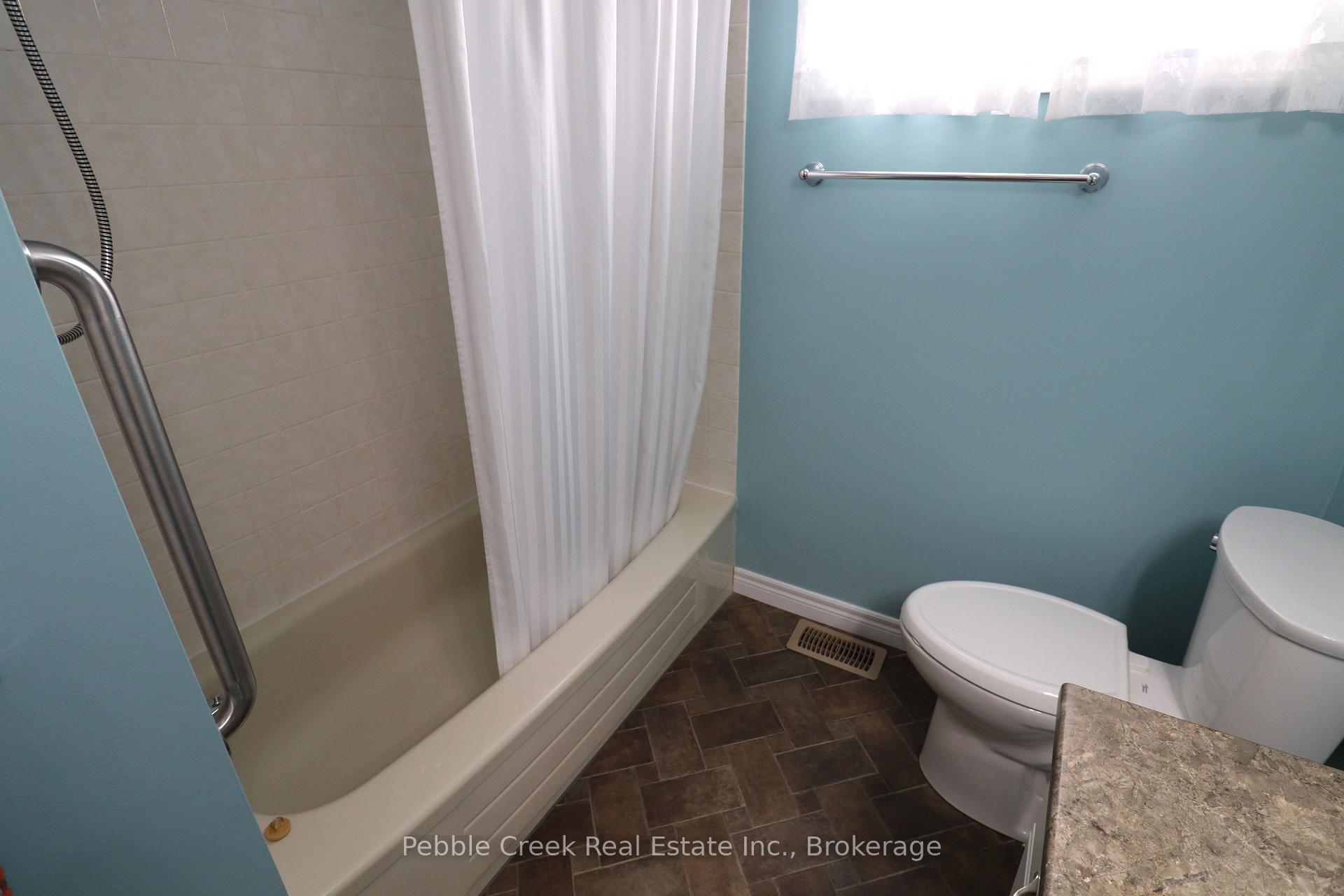 Photo 15 of 21 Suncoast Drive W, Goderich, Goderich (Town) — HOMEH
