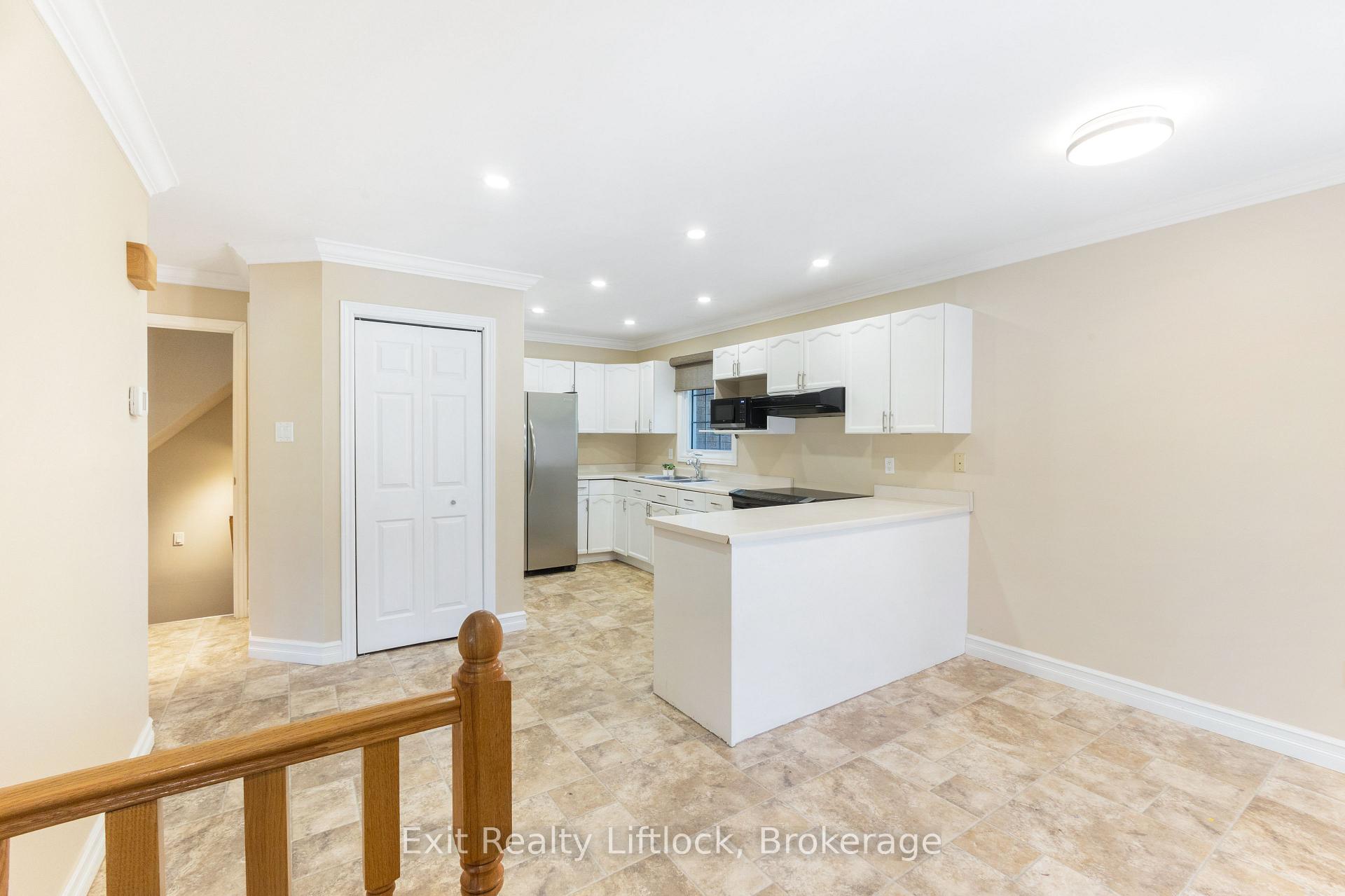 Photo 4 of 958 Smithside Court, Peterborough, Monaghan Ward 2 — HOMEH