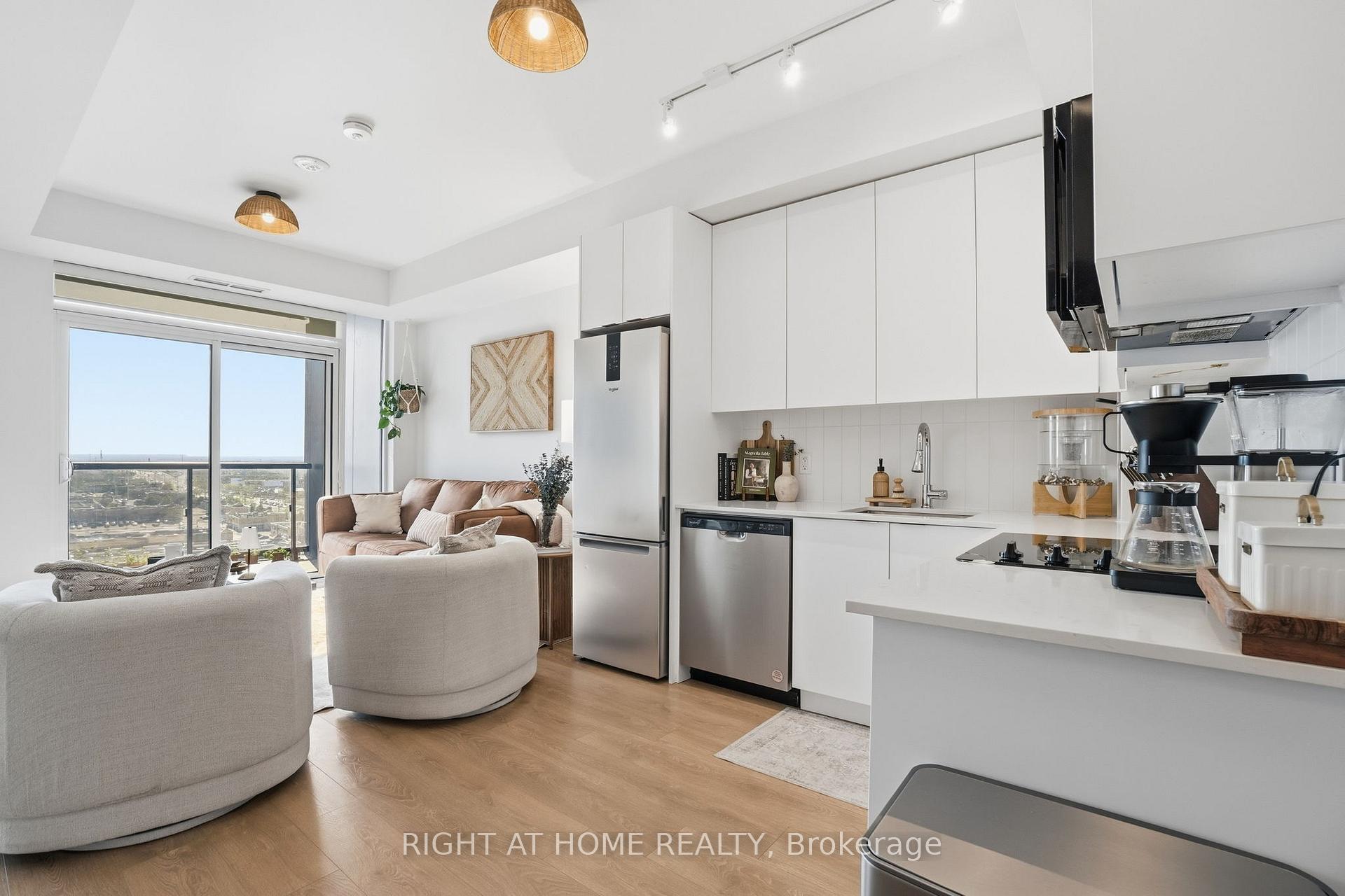Photo 6 of 10 Abeja Street, Vaughan, Concord — HOMEH