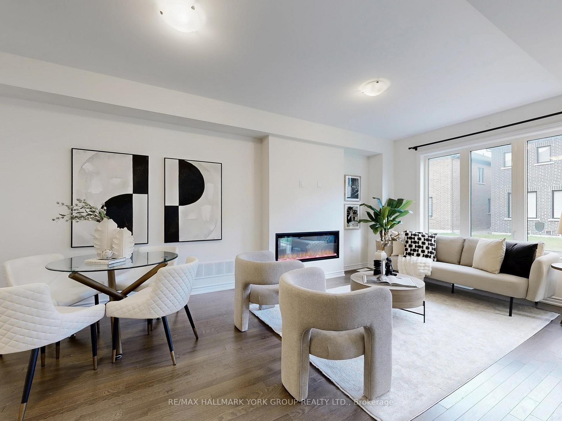Photo 3 of 42 Blick Crescent, Aurora, Bayview Northeast — HOMEH