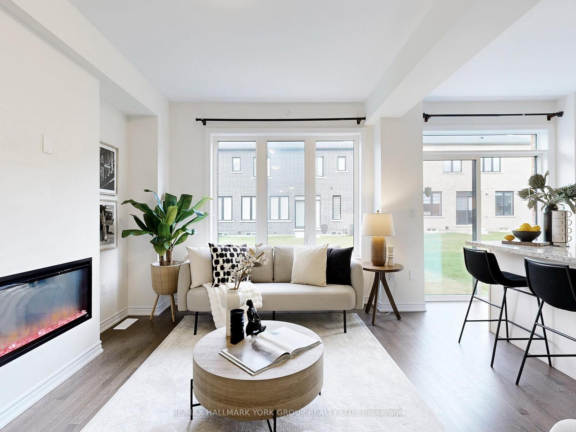 Photo 4 of 42 Blick Crescent, Aurora, Bayview Northeast — HOMEH