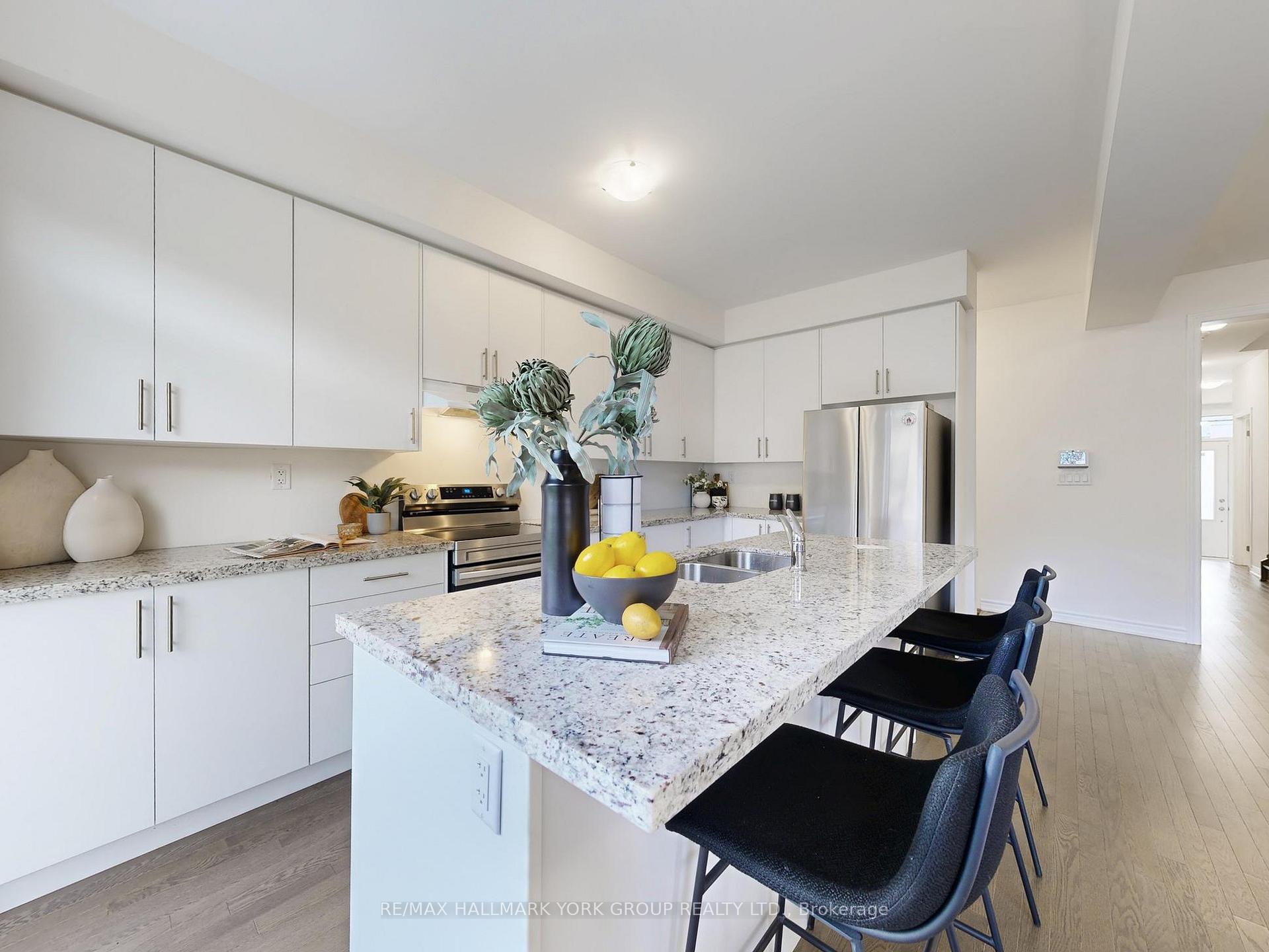 Photo 9 of 42 Blick Crescent, Aurora, Bayview Northeast — HOMEH