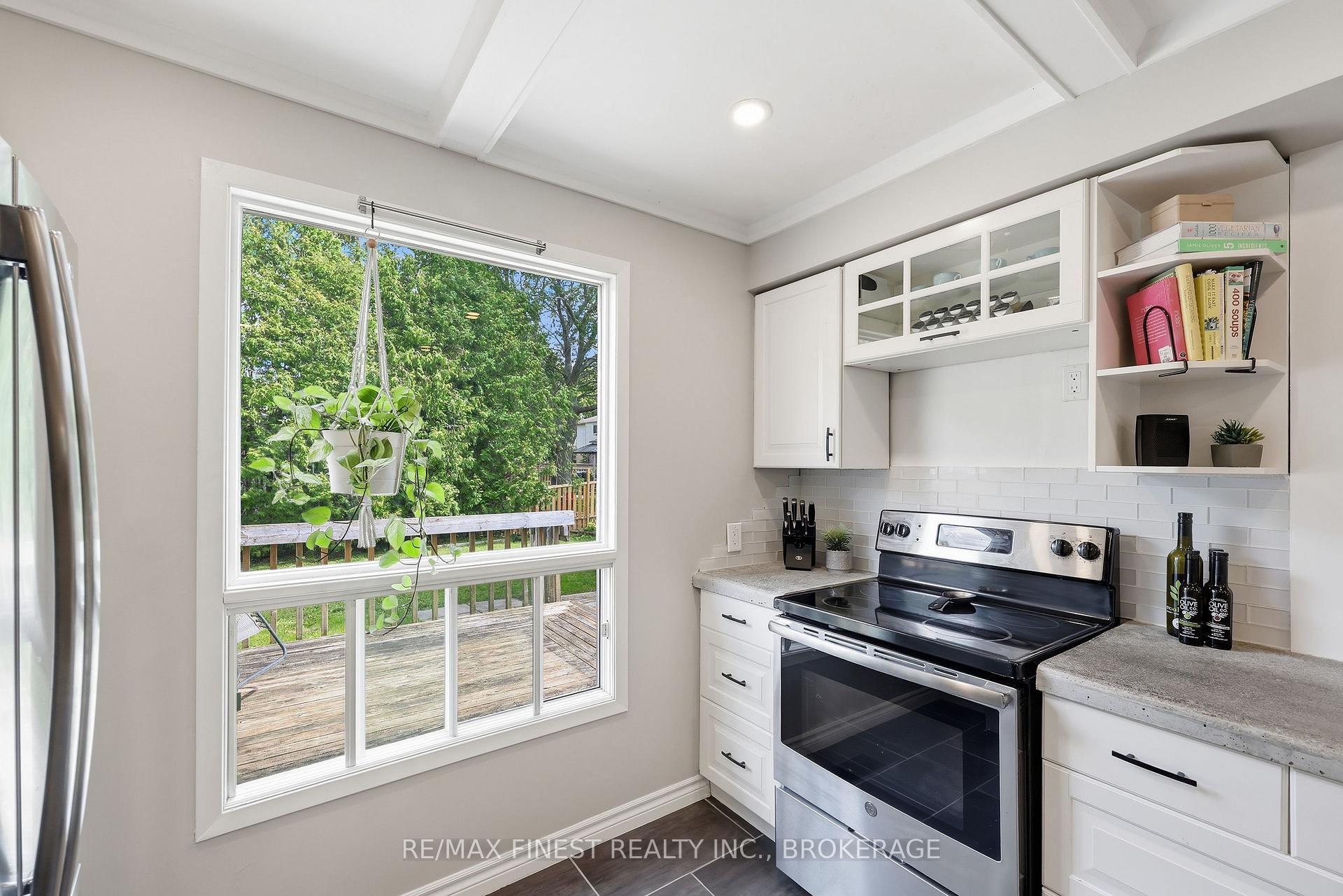 Photo 13 of 10 Chartwell Crescent, Kingston, Kingston East (Incl Barret Crt) — HOMEH