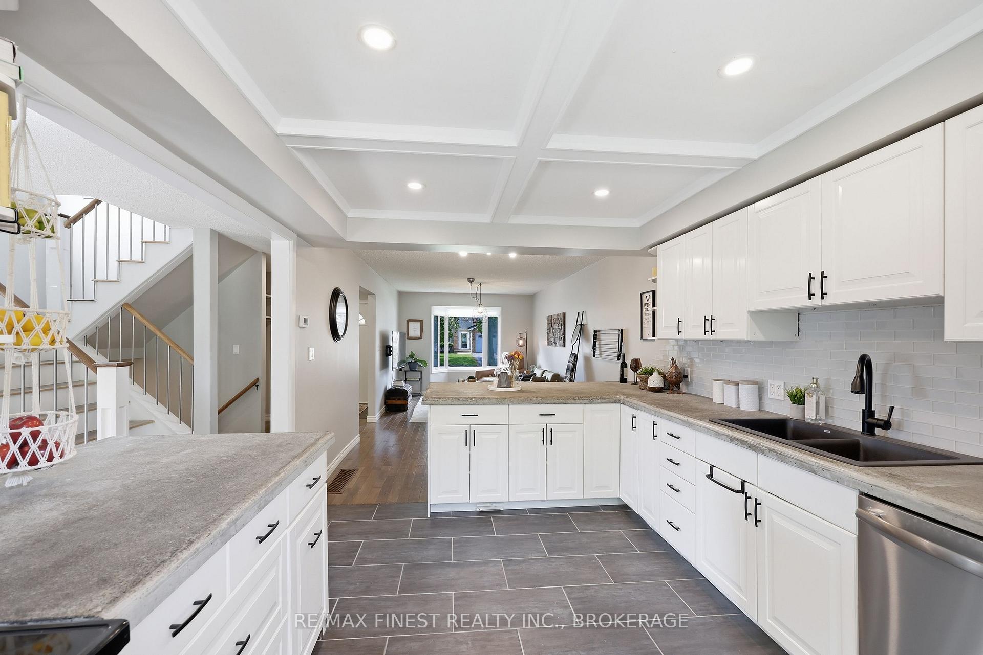 Photo 14 of 10 Chartwell Crescent, Kingston, Kingston East (Incl Barret Crt) — HOMEH