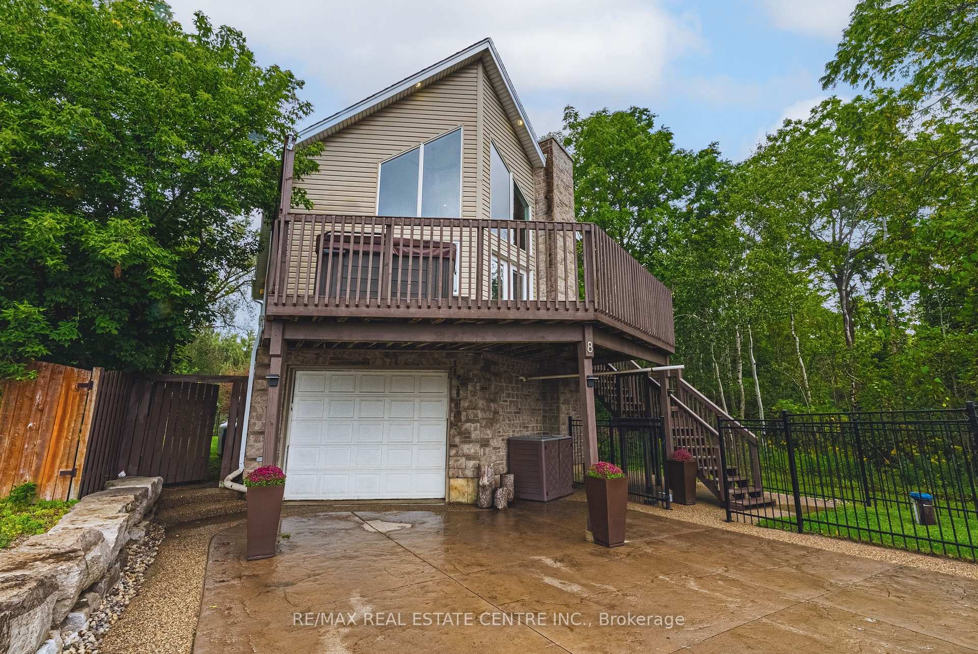 Photo 2 of 8 Lake Road, Puslinch, Puslinch Lake Settlement Areas — HOMEH