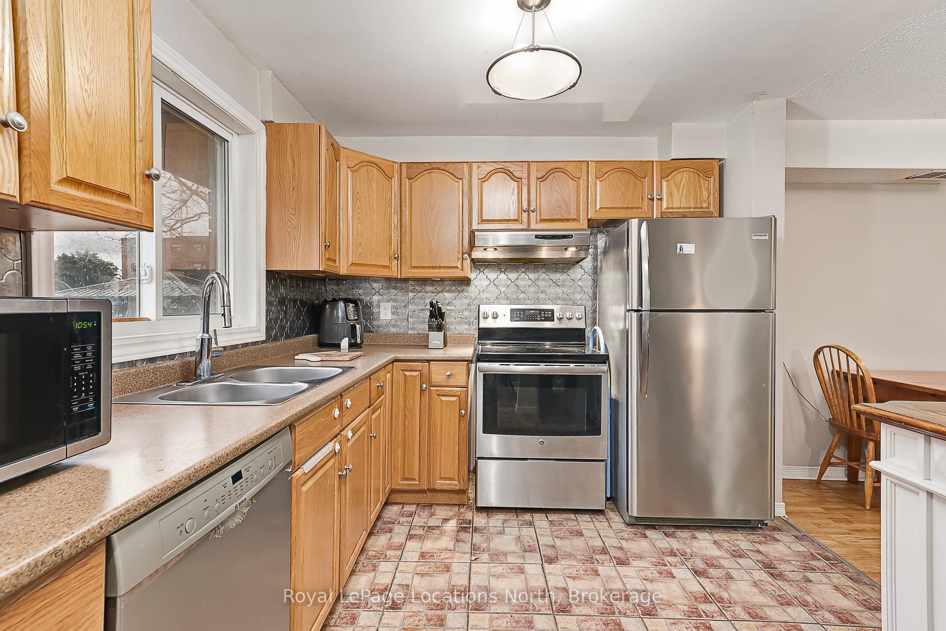 Photo 4 of 590 Tenth Street, Collingwood — HOMEH
