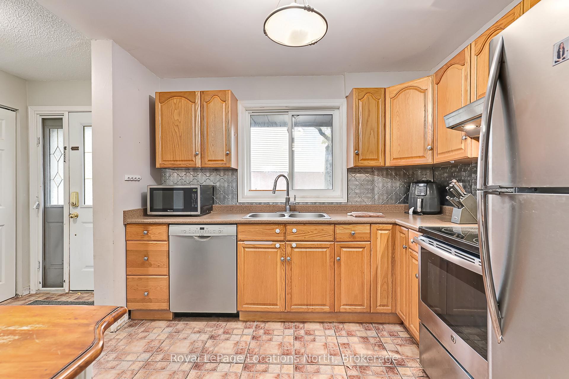 Photo 5 of 590 Tenth Street, Collingwood — HOMEH