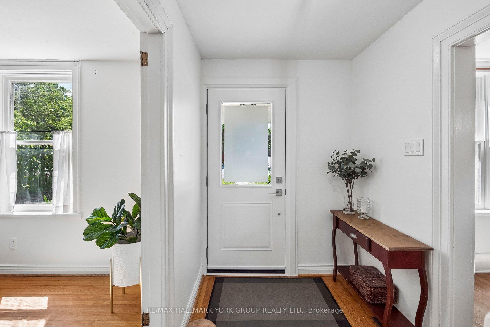 Photo 3 of 37 Arnold Crescent, Richmond Hill, Mill Pond — HOMEH