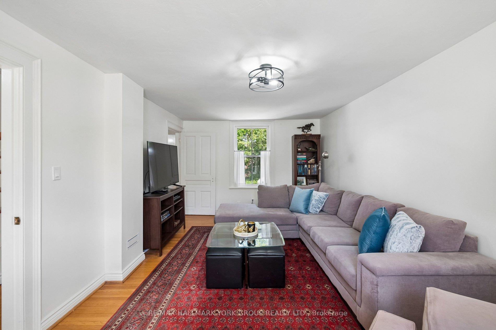 Photo 6 of 37 Arnold Crescent, Richmond Hill, Mill Pond — HOMEH