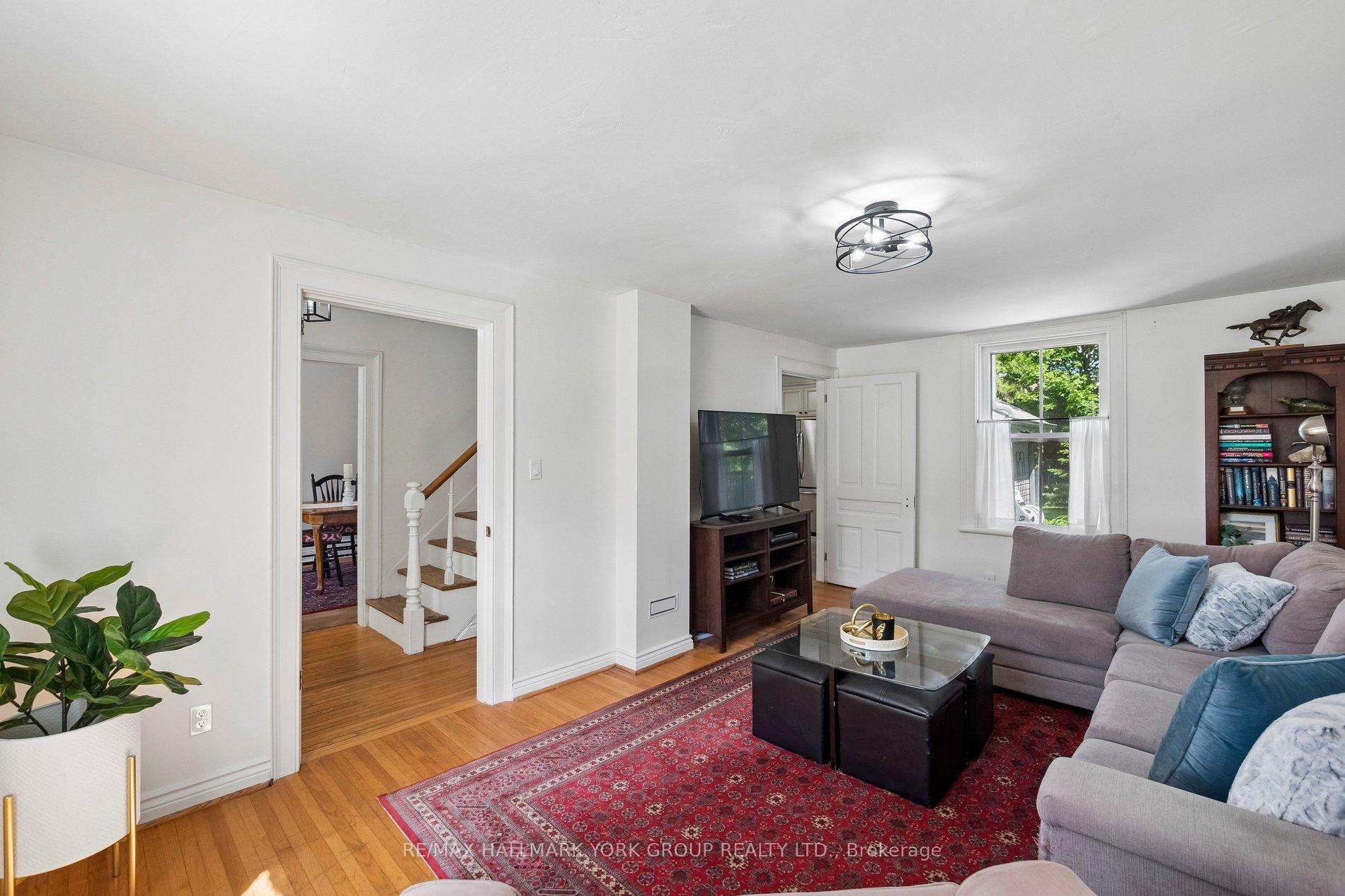 Photo 7 of 37 Arnold Crescent, Richmond Hill, Mill Pond — HOMEH