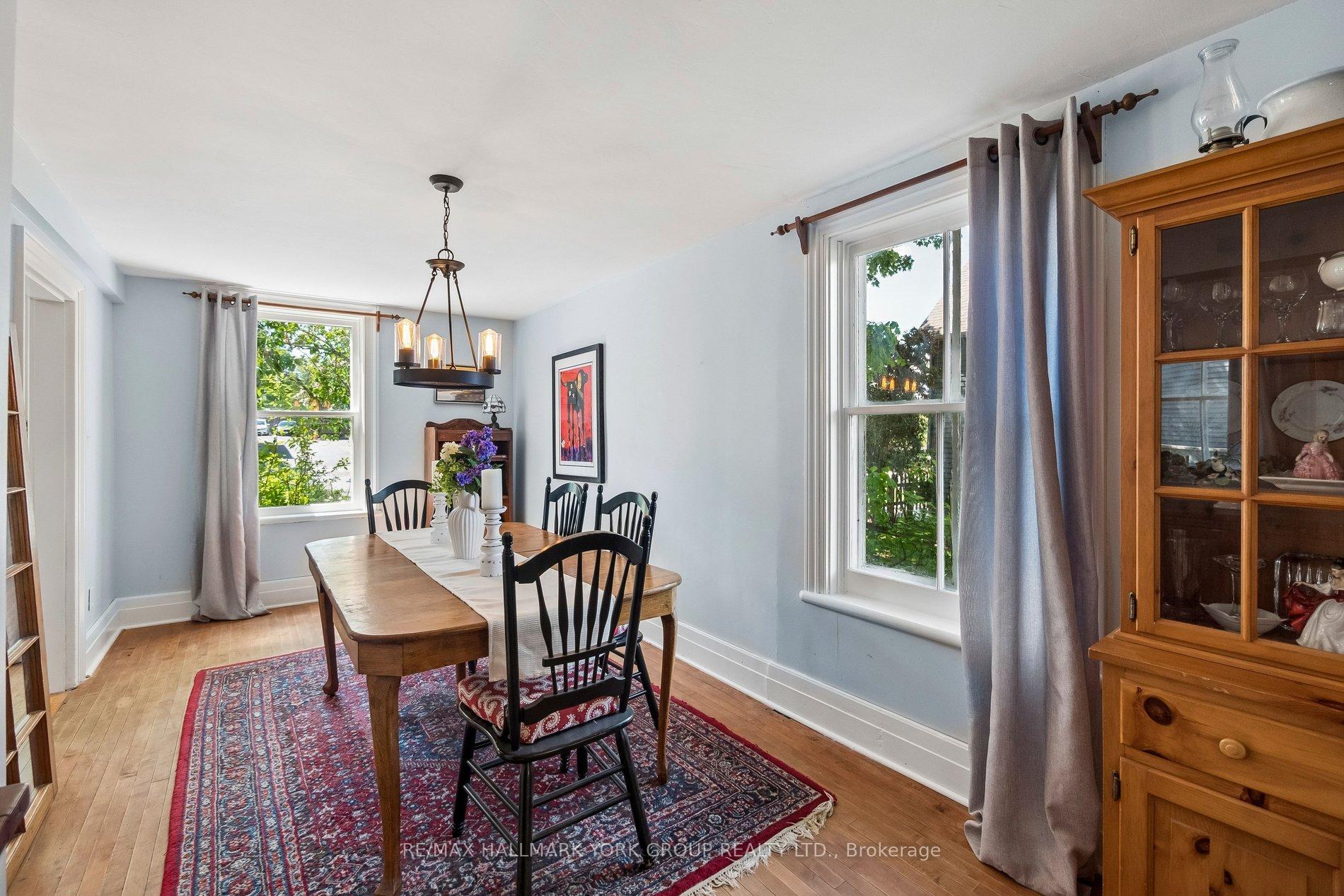 Photo 9 of 37 Arnold Crescent, Richmond Hill, Mill Pond — HOMEH