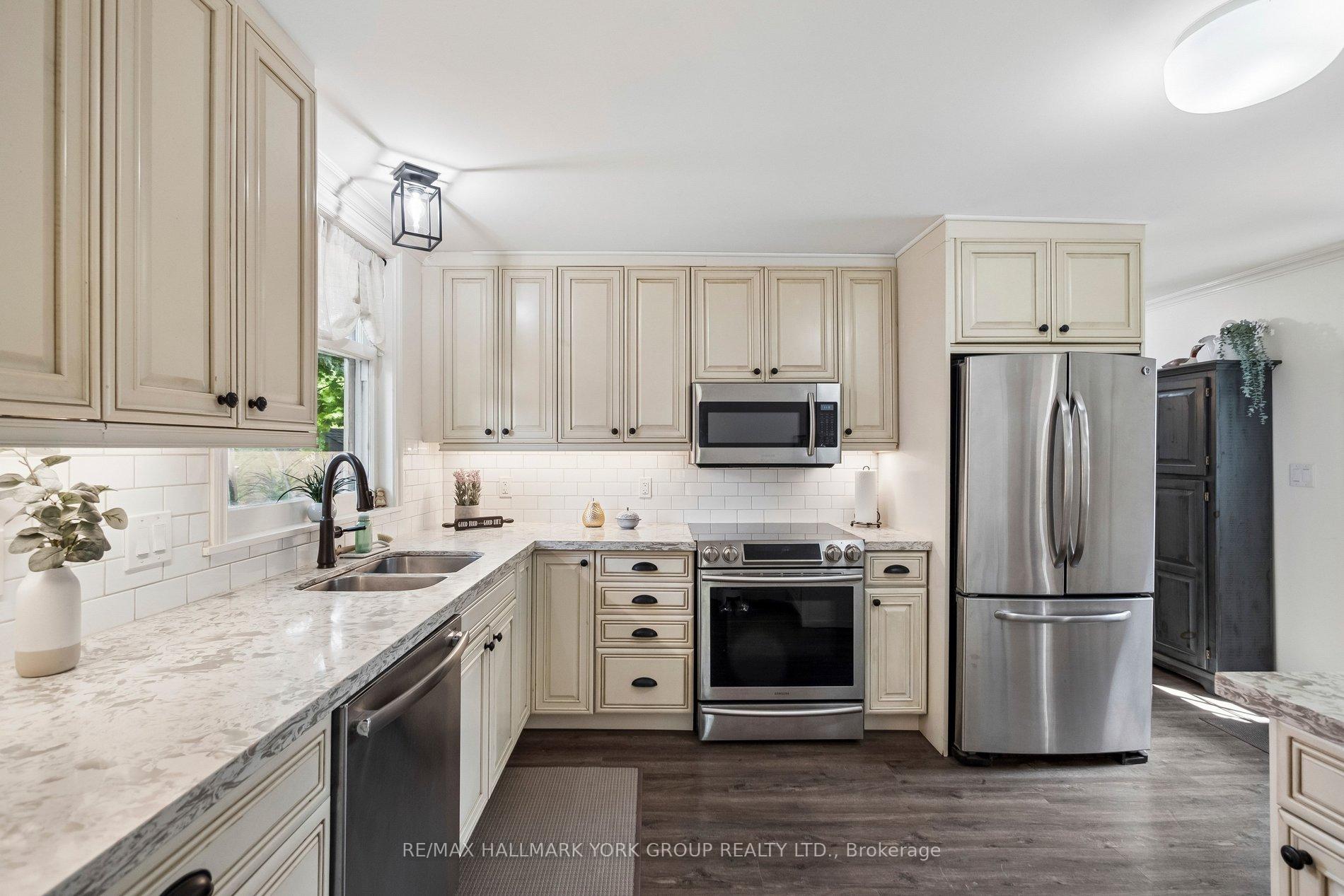 Photo 10 of 37 Arnold Crescent, Richmond Hill, Mill Pond — HOMEH