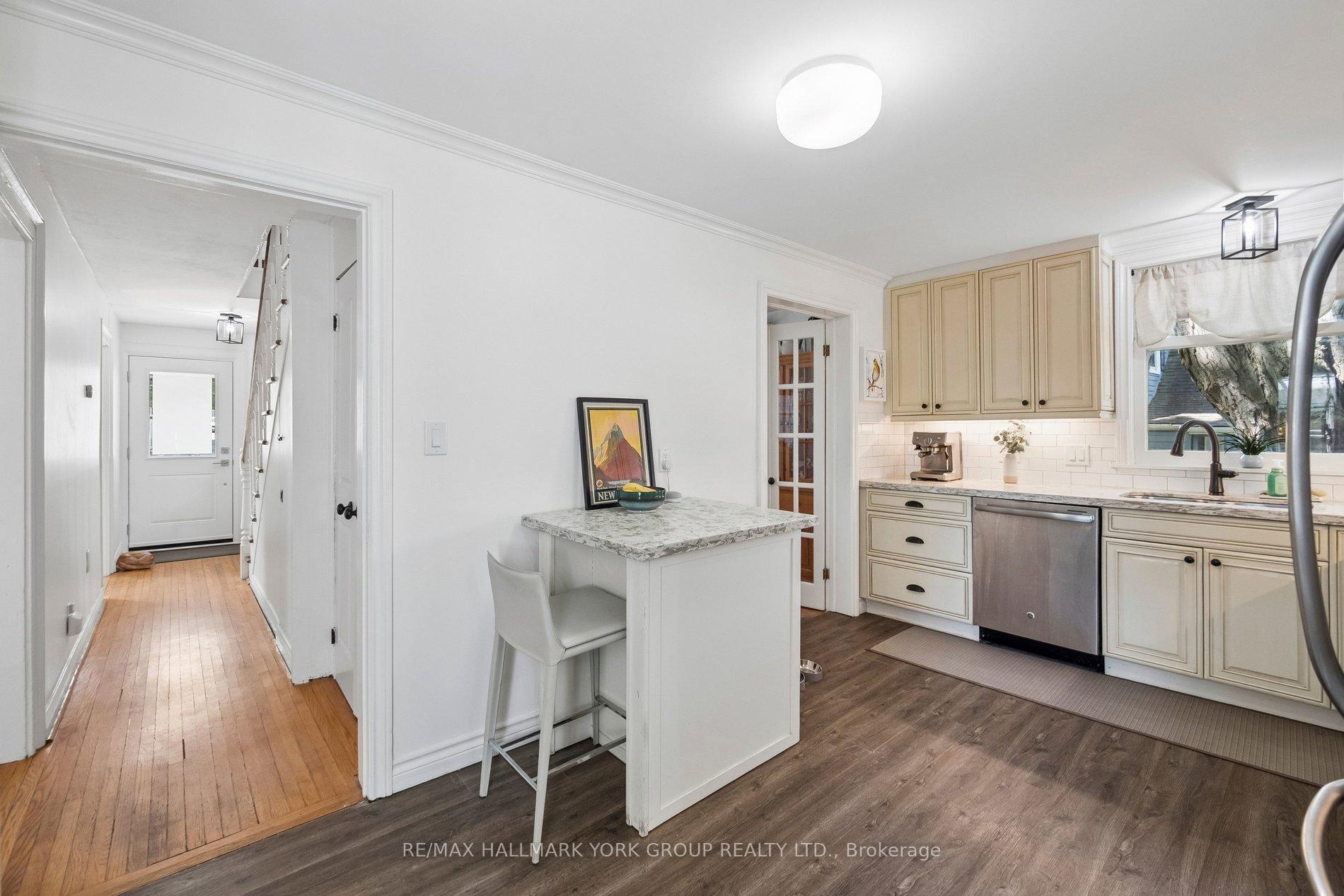 Photo 11 of 37 Arnold Crescent, Richmond Hill, Mill Pond — HOMEH