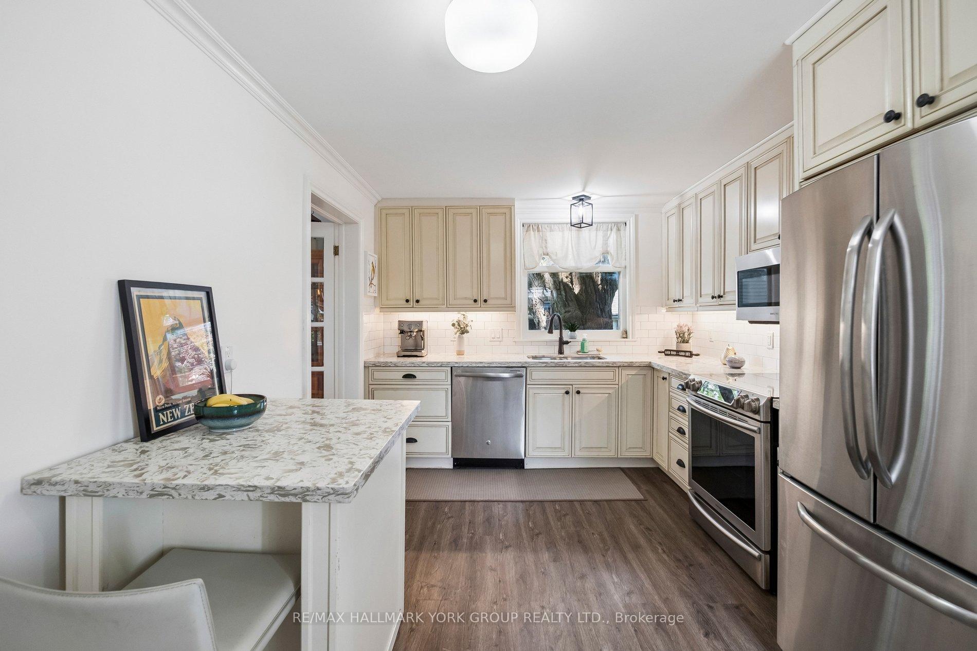 Photo 12 of 37 Arnold Crescent, Richmond Hill, Mill Pond — HOMEH