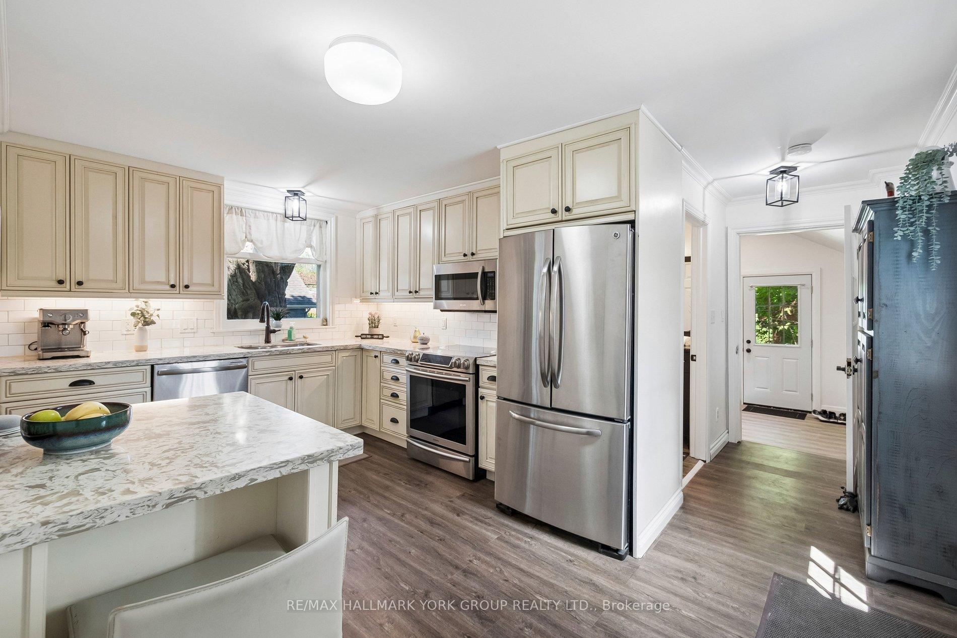 Photo 13 of 37 Arnold Crescent, Richmond Hill, Mill Pond — HOMEH