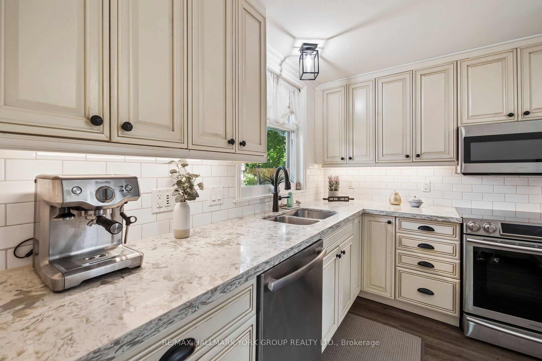 Photo 14 of 37 Arnold Crescent, Richmond Hill, Mill Pond — HOMEH