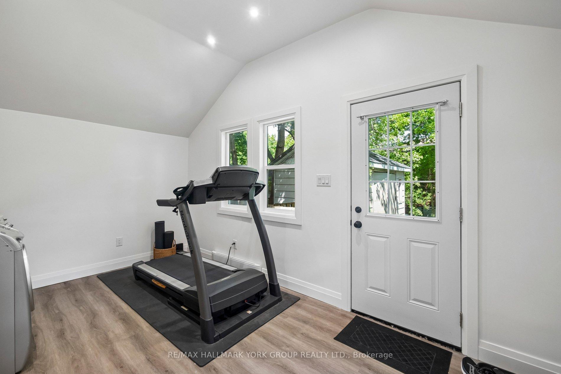 Photo 18 of 37 Arnold Crescent, Richmond Hill, Mill Pond — HOMEH