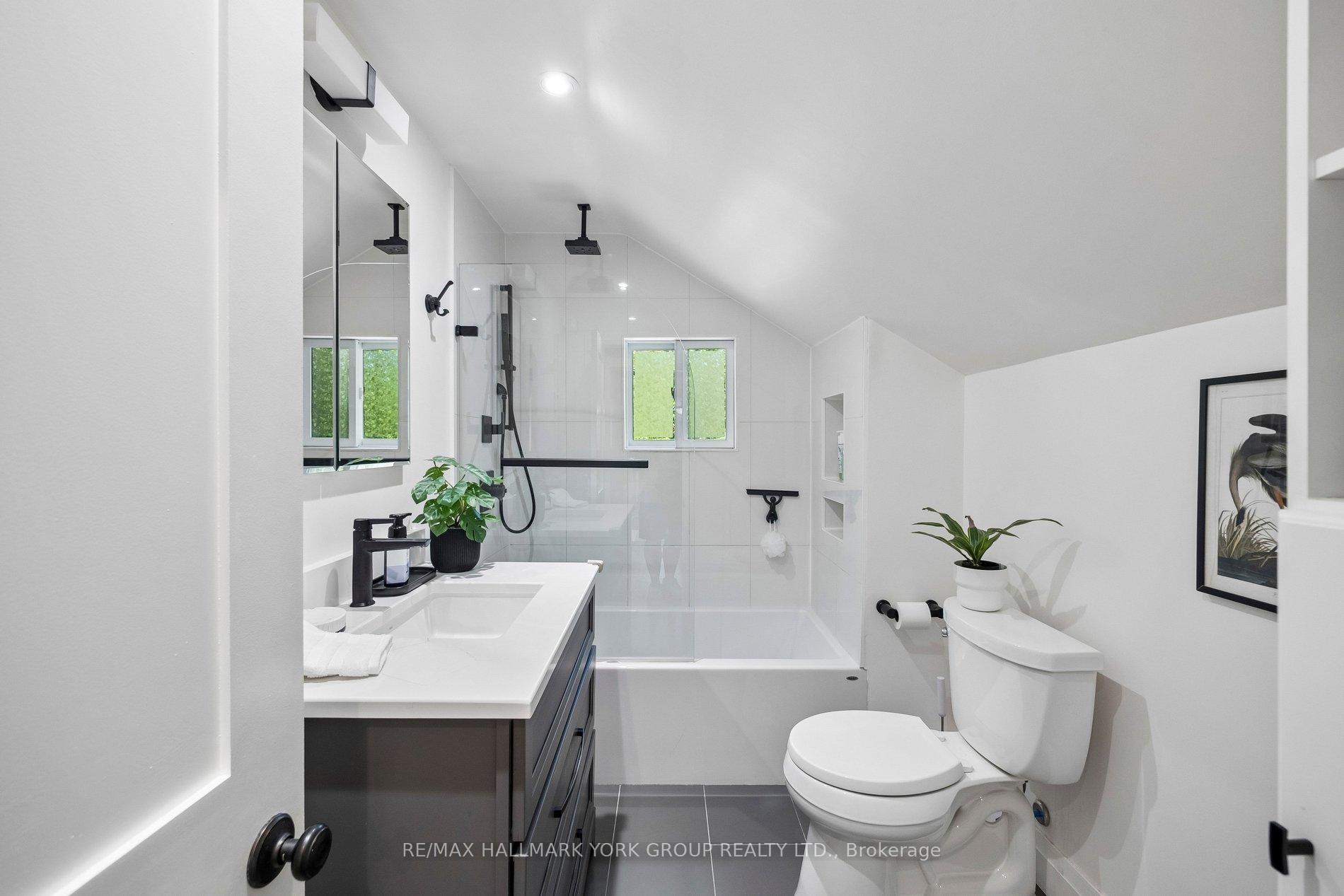 Photo 25 of 37 Arnold Crescent, Richmond Hill, Mill Pond — HOMEH
